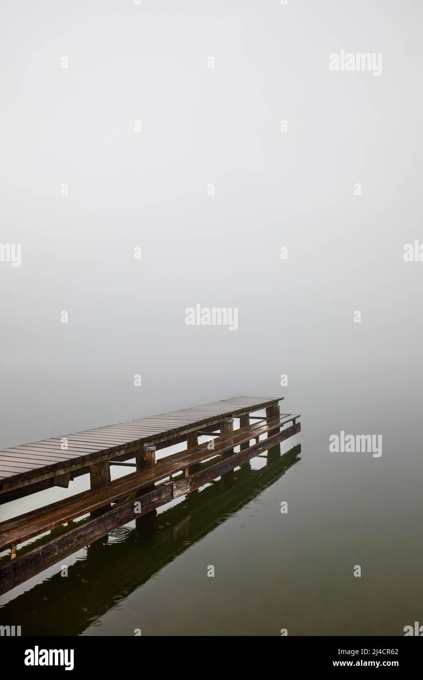 Bain abandonné jetée dans la brume matinale, paysage d'automne, Mondsee, Salzkammergut, haute-Autriche, Autriche Banque D'Images