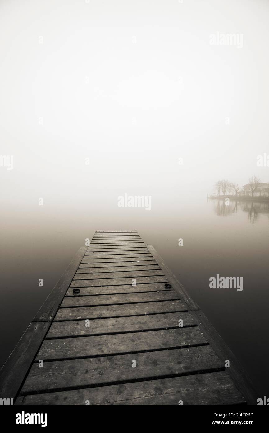 Bain abandonné jetée dans la brume matinale, couleurs sépia, paysage d'automne, Mondsee, Salzkammergut, Haute-Autriche, Autriche Banque D'Images