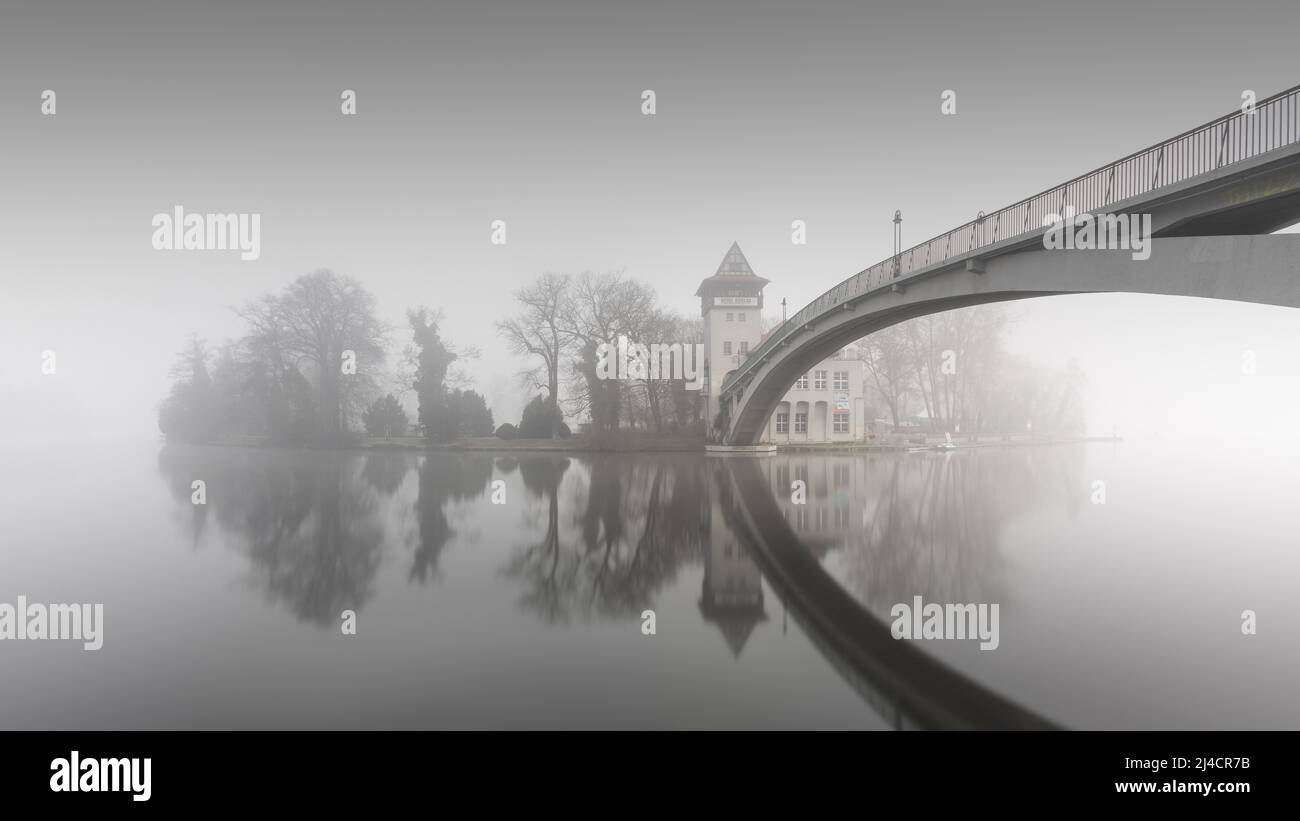 Le pont de l'abbaye relie Berlin Treptow Koepenick au-dessus de la Spree Avec l'île de la Jeunesse Banque D'Images