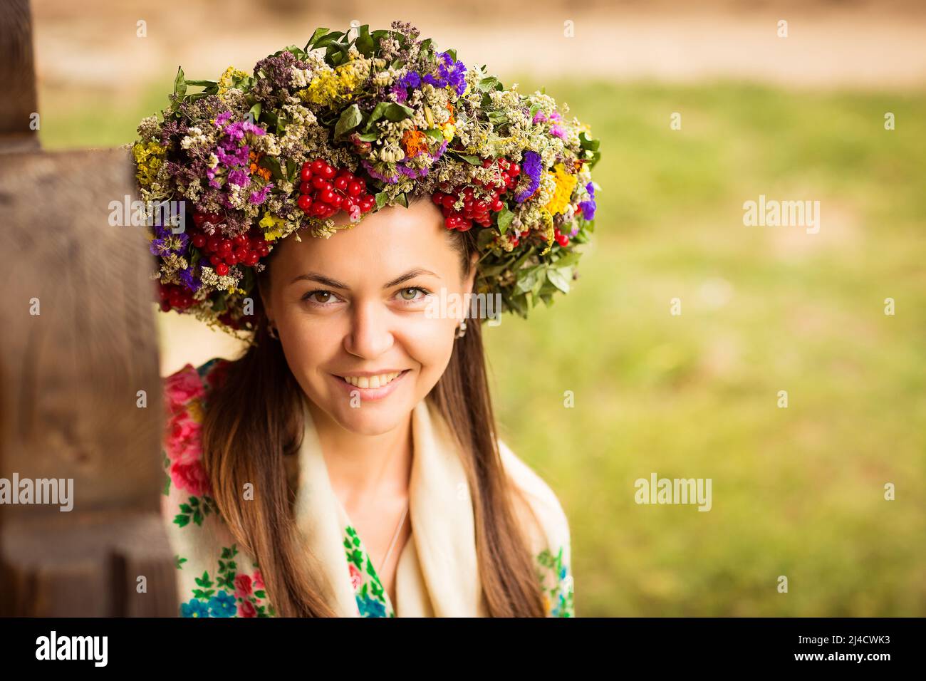 Jeune femme ukrainienne avec une couronne d'herbes sèches sur sa tête Banque D'Images