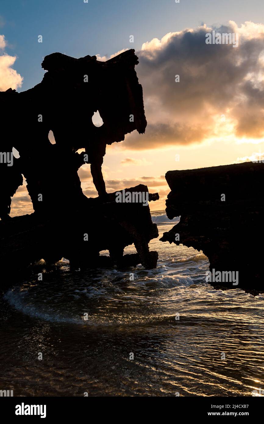 Un gros plan d'une section brisée du côté tribord de l'épave de Maheno au lever du soleil. Soixante-dix-cinq Mile Beach, Fraser Island, Queensland, Australie Banque D'Images