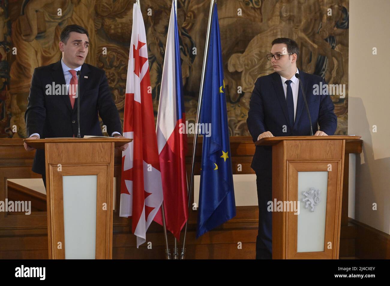 Prague, République tchèque. 14th avril 2022. Le ministre tchèque des Affaires étrangères Jan Lipavsky (Pirates), à droite, prend la parole lors de la conférence de presse après avoir rencontré son homologue géorgien Ilia Darchiashvili, à gauche, à Prague, en République tchèque, le 14 avril, 2022. Les politiciens discuteront du renforcement des relations économiques bilatérales, du soutien de la Géorgie à l'intégration euro-atlantique. Crédit : vit Simanek/CTK photo/Alay Live News Banque D'Images