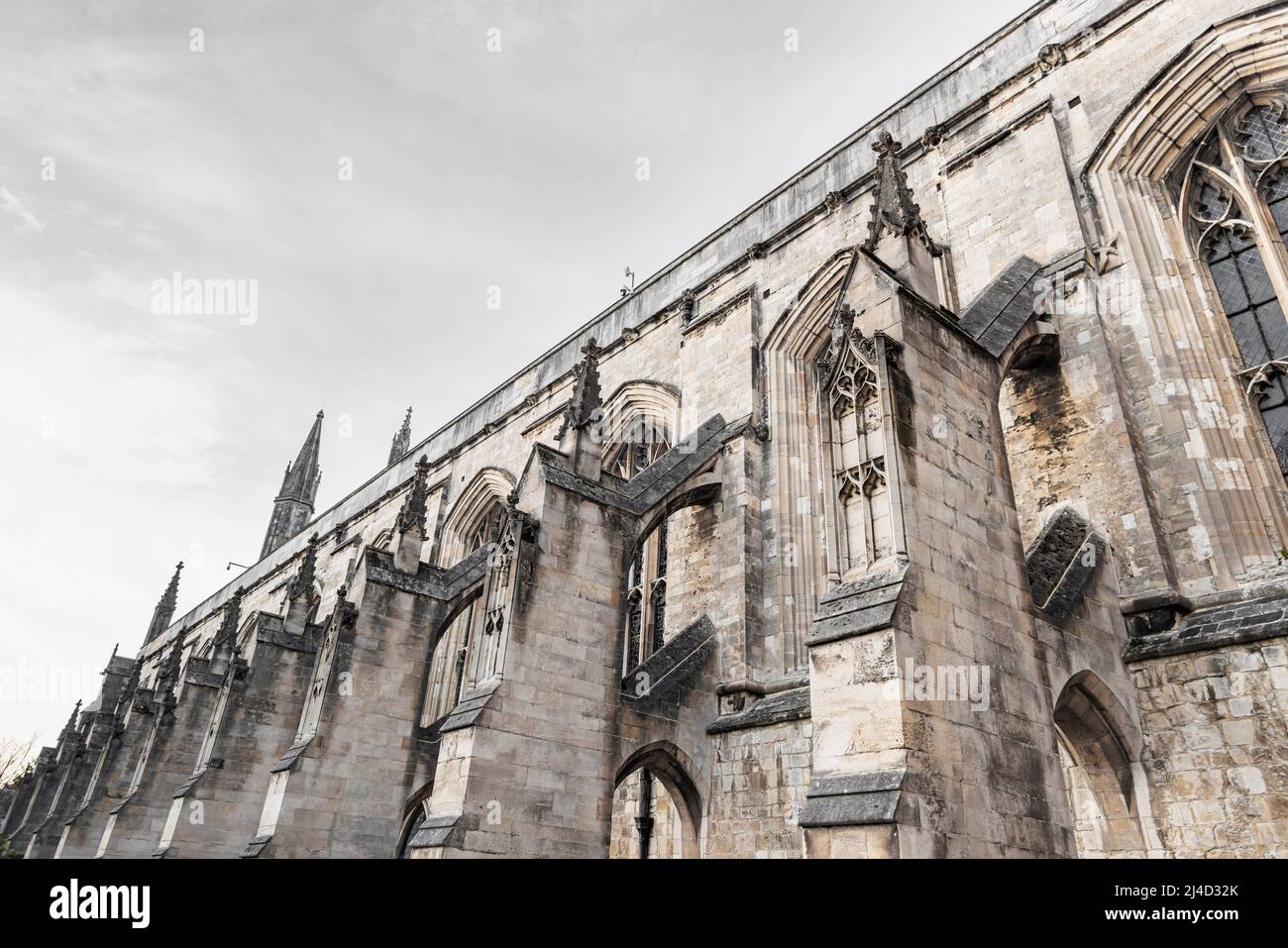 Contreforts volants sur le côté sud de la cathédrale de Winchester, Winchester, Hampshire, regardant vers le haut, vu d'en dessous Banque D'Images