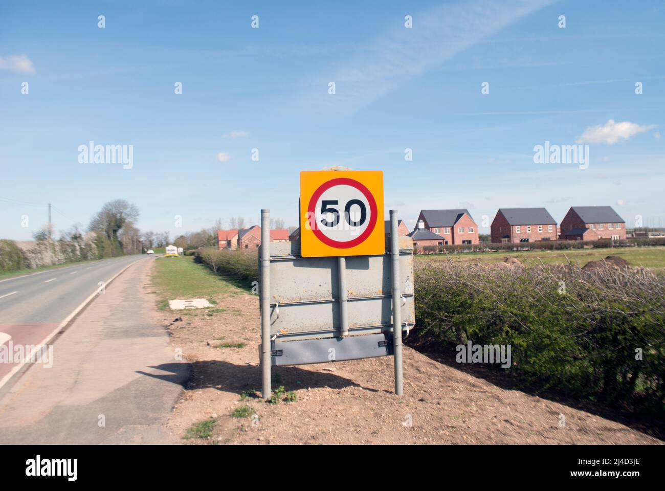 Limite de vitesse de 50 mi/h signe sur le côté de la route menant à Ruskington, Sleaford, Lincolnshire, Angleterre, Royaume-Uni Banque D'Images