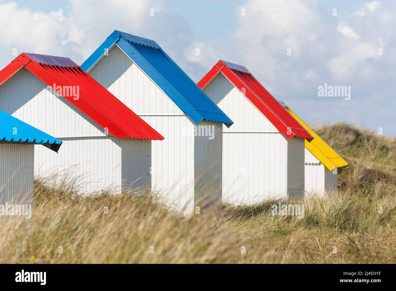 Cabanes de plage aux toits colorés et vibrants de Gouville-sur-mer, presqu'île du Cotentin, Normandie, France Banque D'Images
