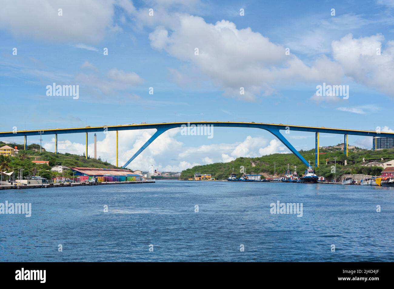 Pont de la reine Juliana traversant la baie de Saint Anna au port de Willemstad, Curaçao Banque D'Images
