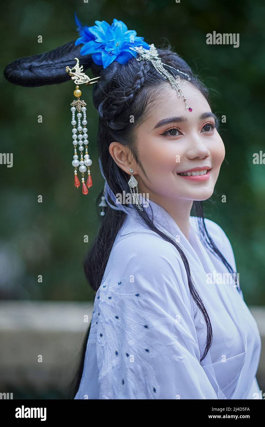 Ho Chi Minh ville, Vietnam: Portrait d'une fille vietnamienne portant des vêtements traditionnels marchant dans le parc Banque D'Images