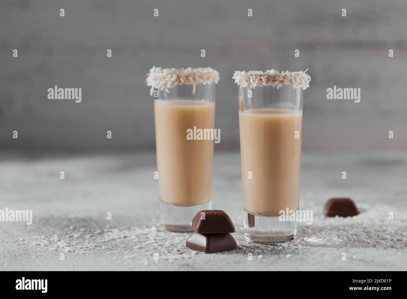 Crème irlandaise ou liqueur de café avec flocons de noix de coco Banque D'Images