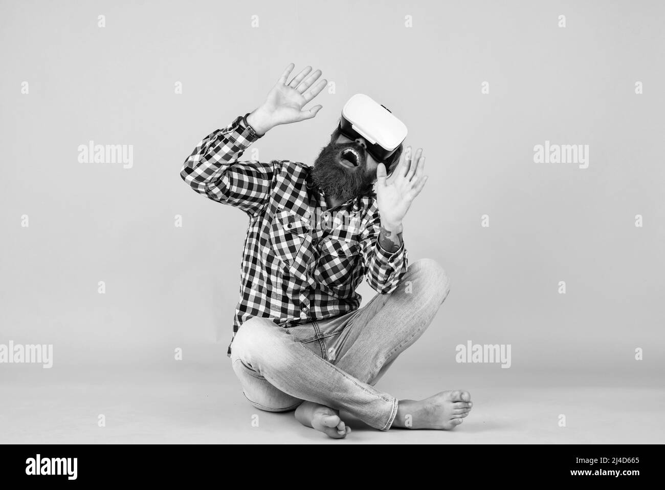 C'est si réel. Travailler sur un projet de programmation. Homme utilisant un casque VR. Hipster barbu utilise la technologie moderne. Homme avec des lunettes de réalité virtuelle Banque D'Images