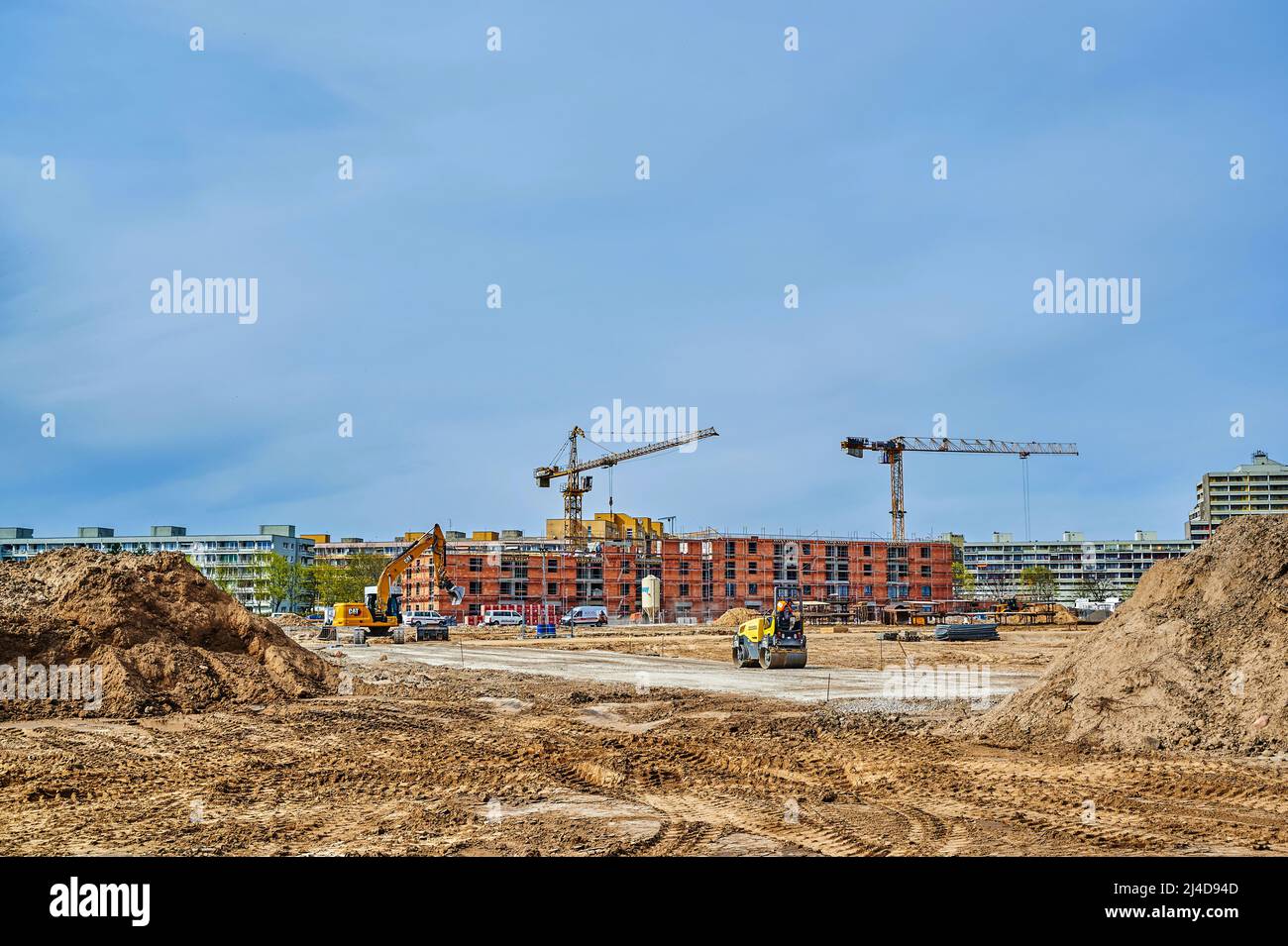 Berlin, Allemagne - 13 avril 2022 : vue sur un chantier où de nouveaux bâtiments résidentiels sont construits. Banque D'Images