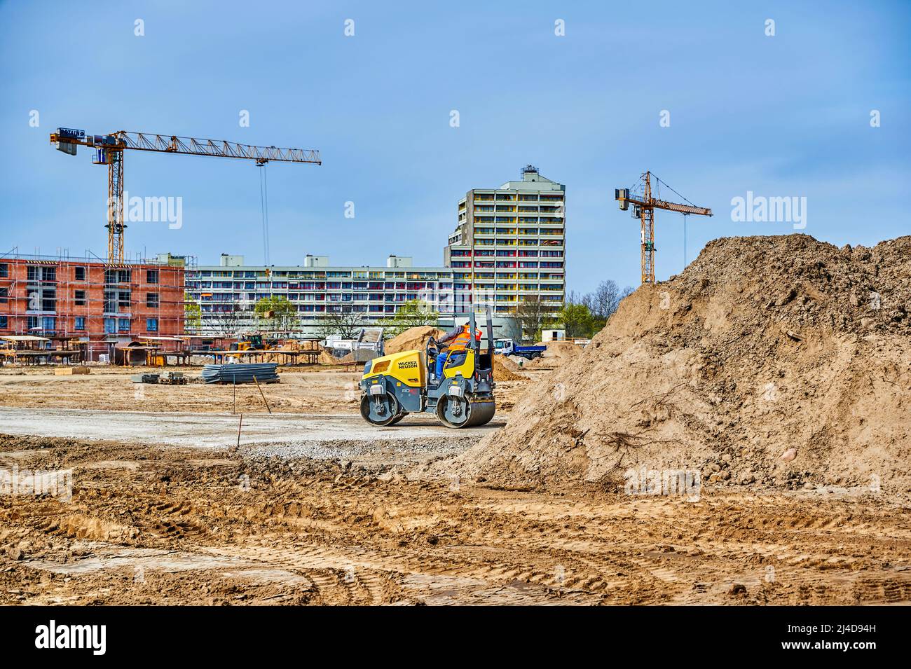 Berlin, Allemagne - 13 avril 2022 : vue sur un chantier où de nouveaux bâtiments résidentiels sont construits. Banque D'Images