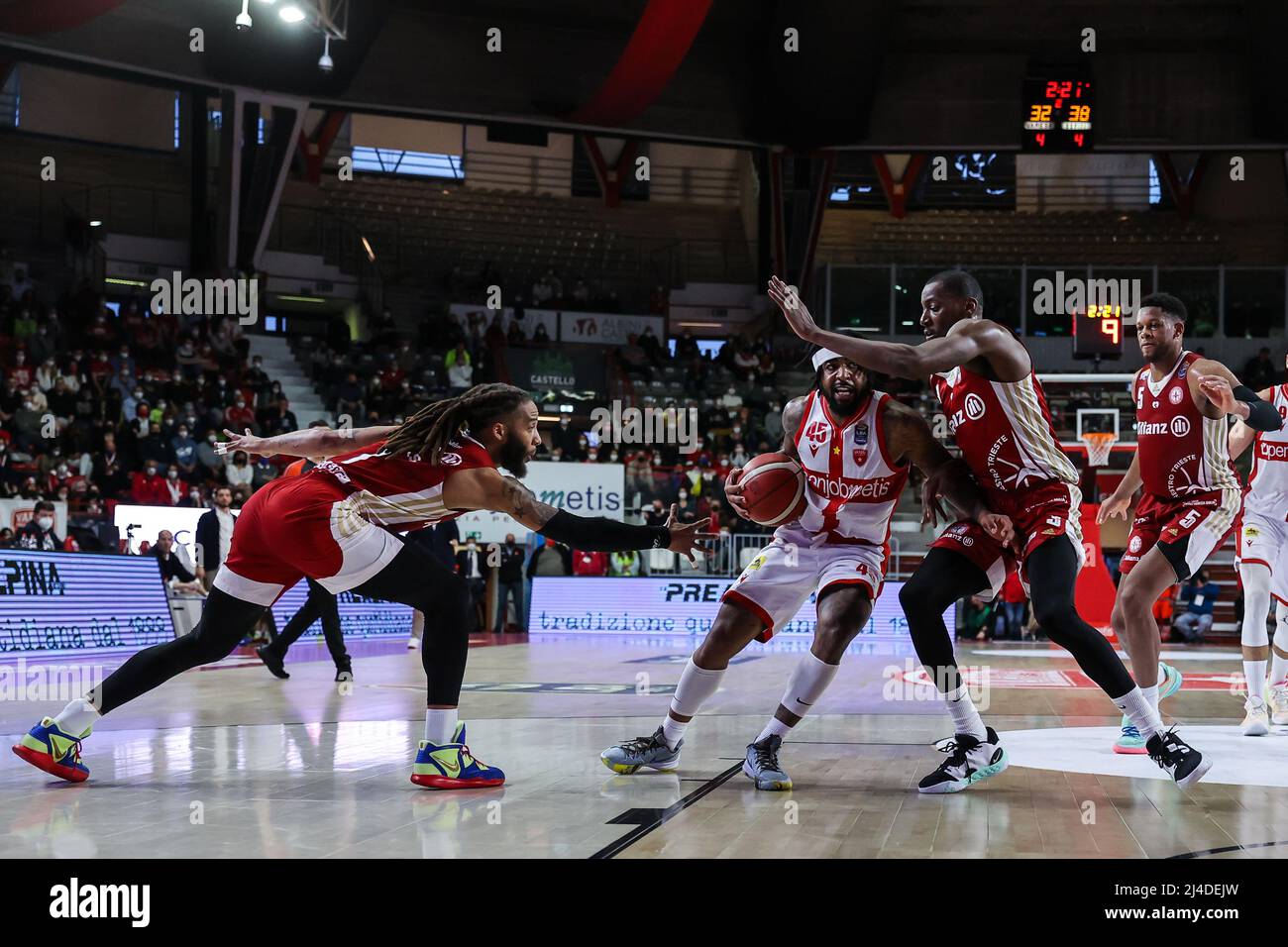 Varese, Italie. 13th avril 2022. Marcus Keene #45 de Pallacanestro Varese OpenJobMetis, Jason Clark #3 d'Allianz Pallacanestro Trieste et Adrian Banks #1 d'Allianz Pallacanestro Trieste en action pendant le basket italien LBA Lega basket Un match de saison régulière 2021/22 entre OpenJobMetis Varese et Allianz Pallacanestro Trieste à Enerxenia Arena, Varese. Score final | Varèse 76 - 92 Trieste (photo de Fabrizio Carabelli/SOPA Images/Sipa USA) Credit: SIPA USA/Alay Live News Banque D'Images