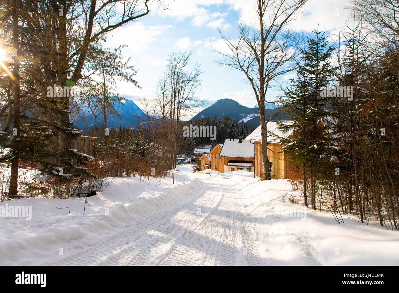 Cabanes de montagne en bois alpin avec beaucoup de neige et vue sur la montagne. Station de ski près de Grundlsee, Styrie, Autriche Banque D'Images