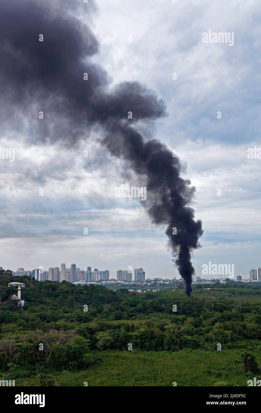 Une immense colonne noire de fumée et d'horizon, Rio Banque D'Images