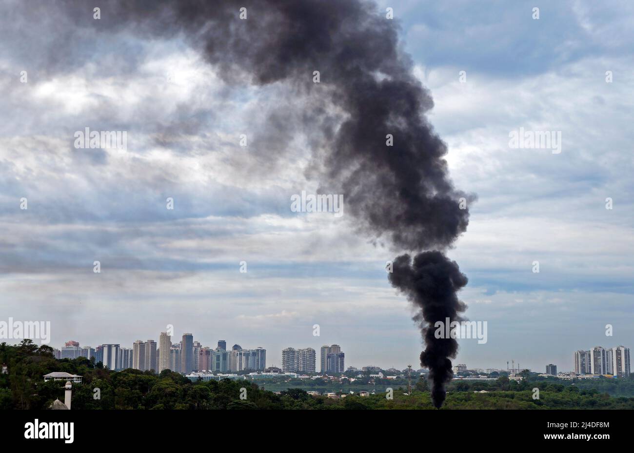 Une immense colonne noire de fumée et d'horizon, Rio Banque D'Images