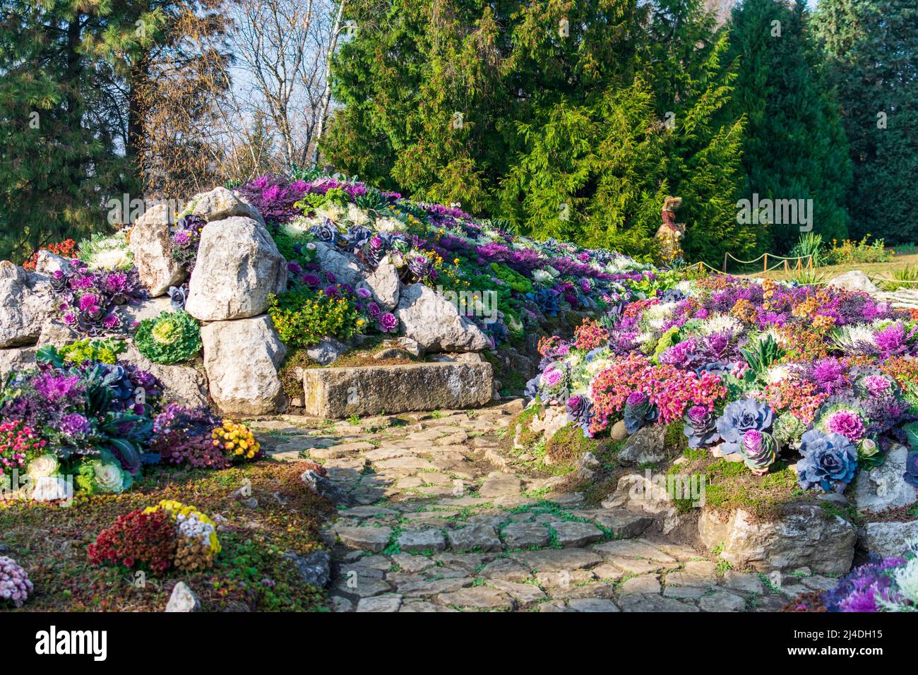 Cabanes décoratives plantées entre les rochers au jardin botanique Iasi, Roumanie Banque D'Images