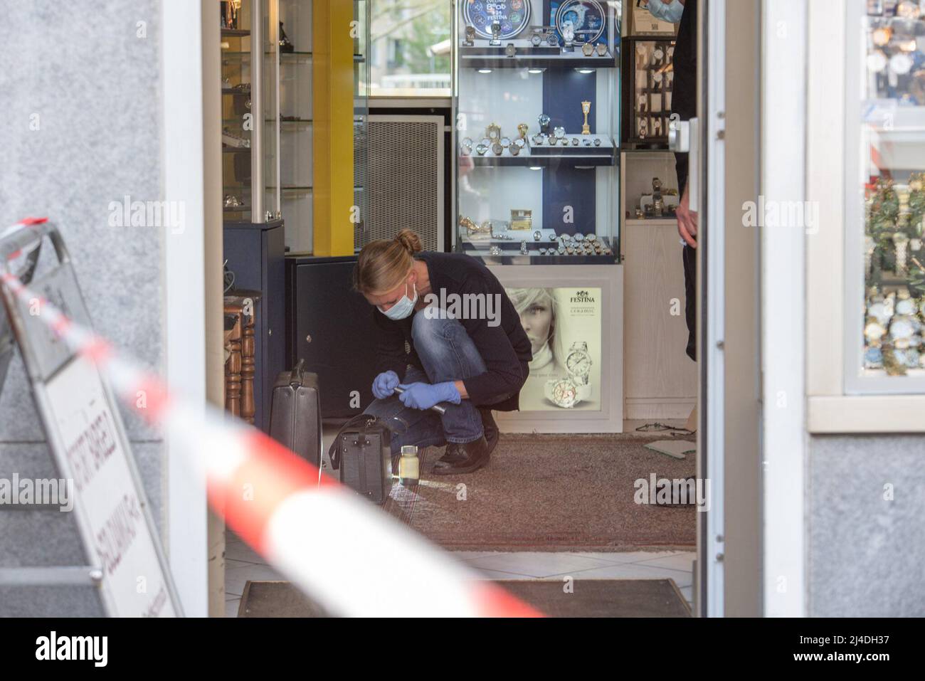 Cologne, Allemagne. 14th avril 2022. Après un vol dans un magasin de bijoux à Cologne, les forces de police sont sur place. (À dpa: «Bijoux et de l'argent a pillé dans le magasin de bijoux - les auteurs de tempête". Credit: Vincent Kempf/dpa/Alay Live News Banque D'Images