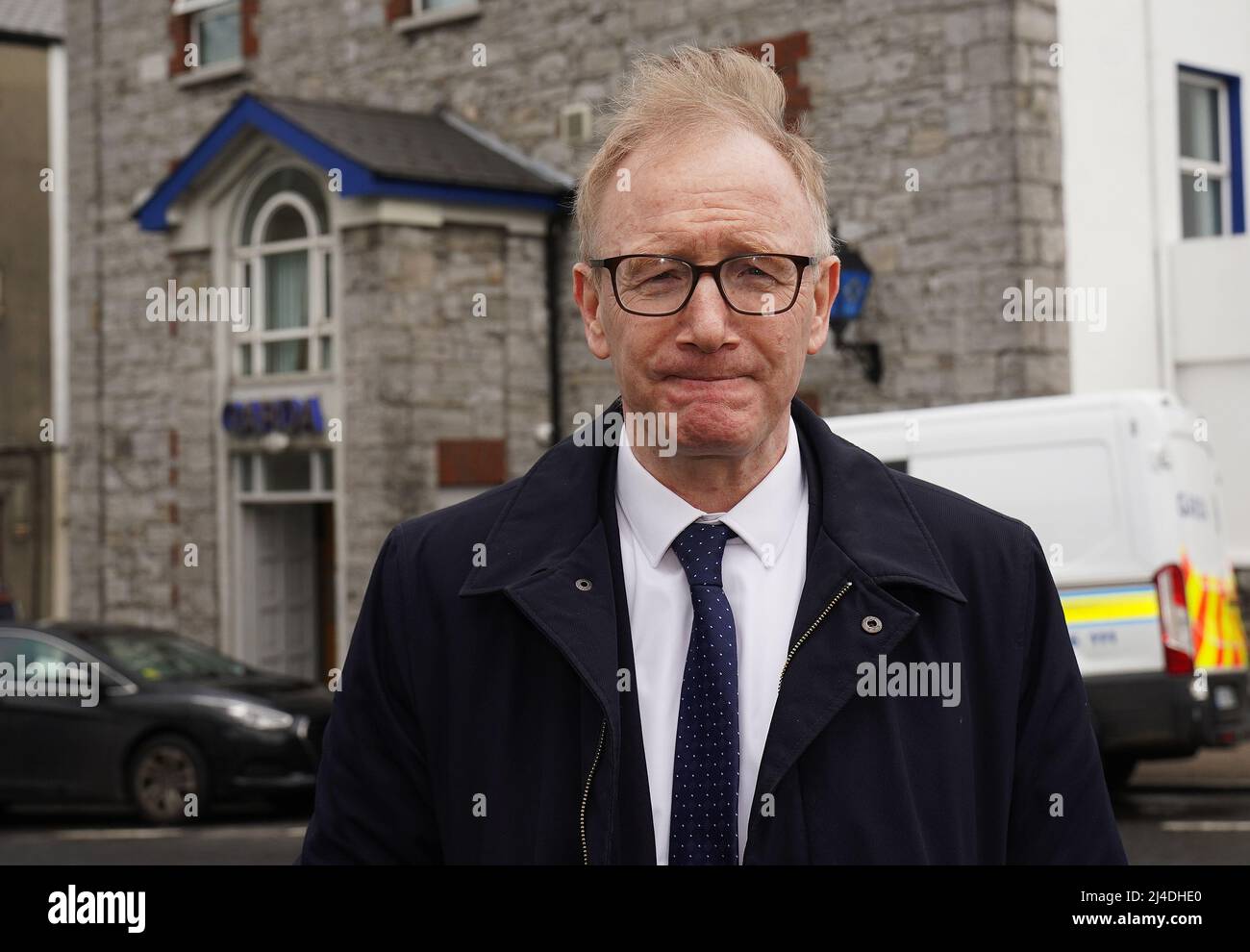 Fin Gael TD Frank Feighan devant la gare de Sligo Garda. M. Feighan, qui connaissait Aidan Moffitt par l'activisme politique, a déclaré que la communauté était horrifiée par la mort de M. Moffitt et de Michael SNEE, qu'il a décrits comme bien respectés. Date de la photo : jeudi 14 avril 2022. Banque D'Images