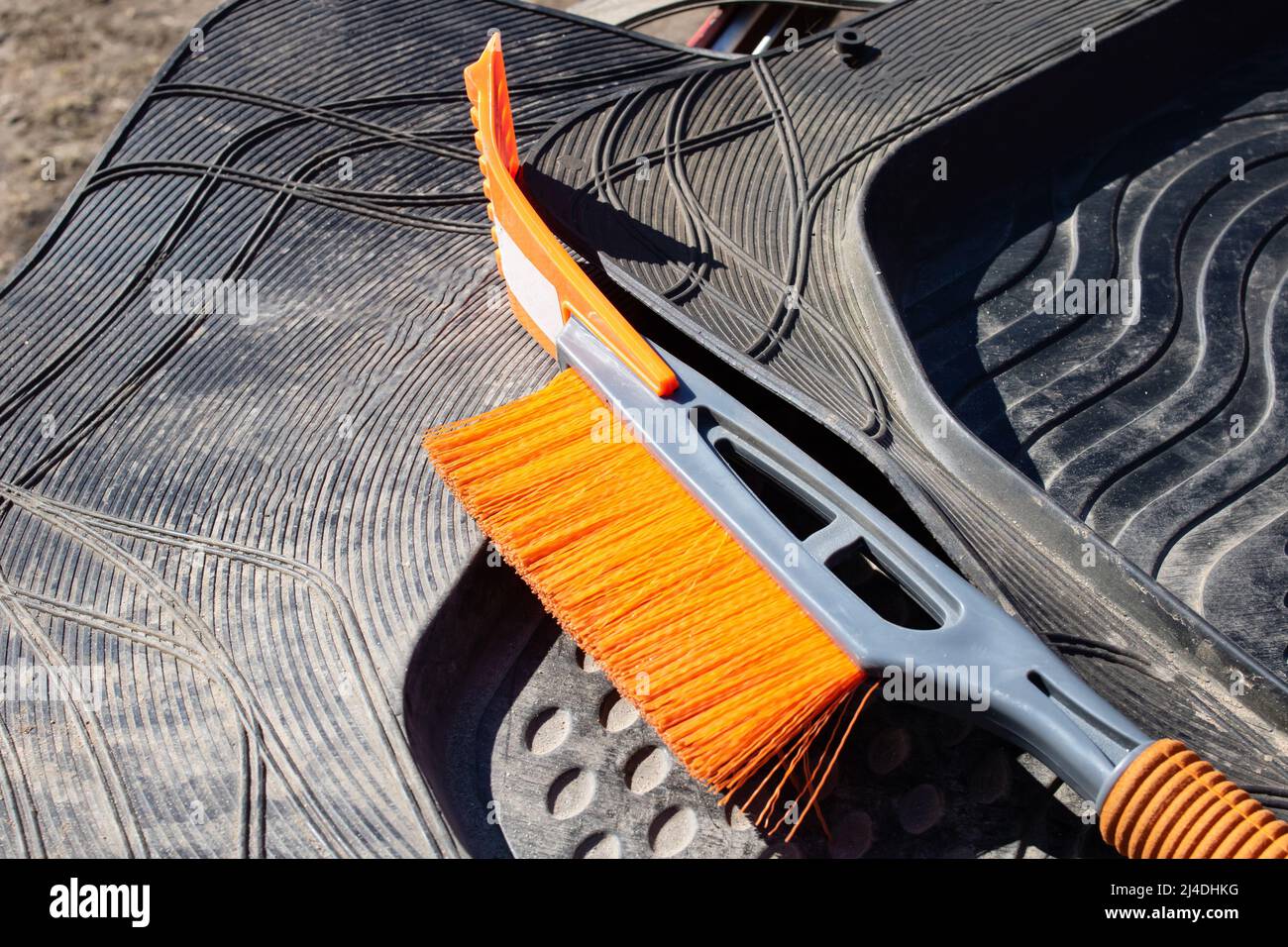 Les tapis de voiture en caoutchouc et le séchage au pinceau au soleil se ferment Banque D'Images