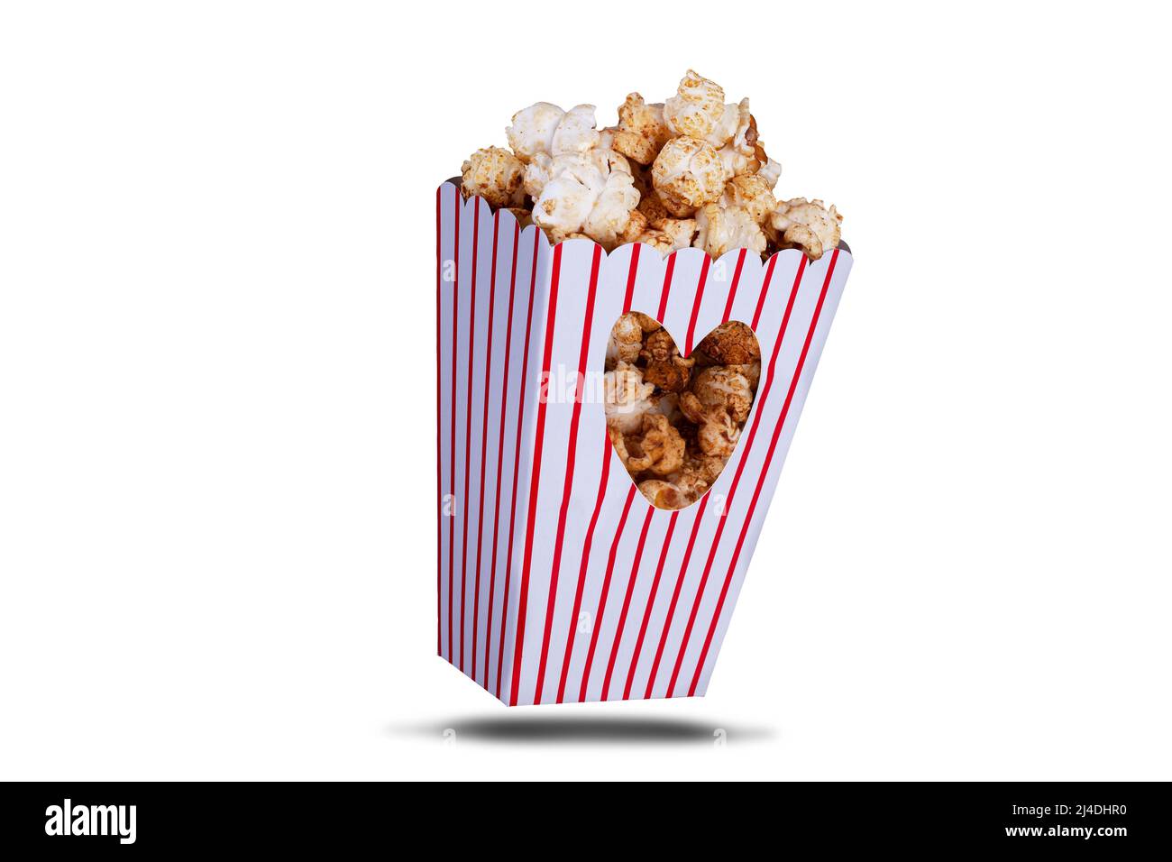 Love popcorn concept avec une boîte à pop-corn avec un coeur amour coutout sur un fond blanc et l'ombre Banque D'Images