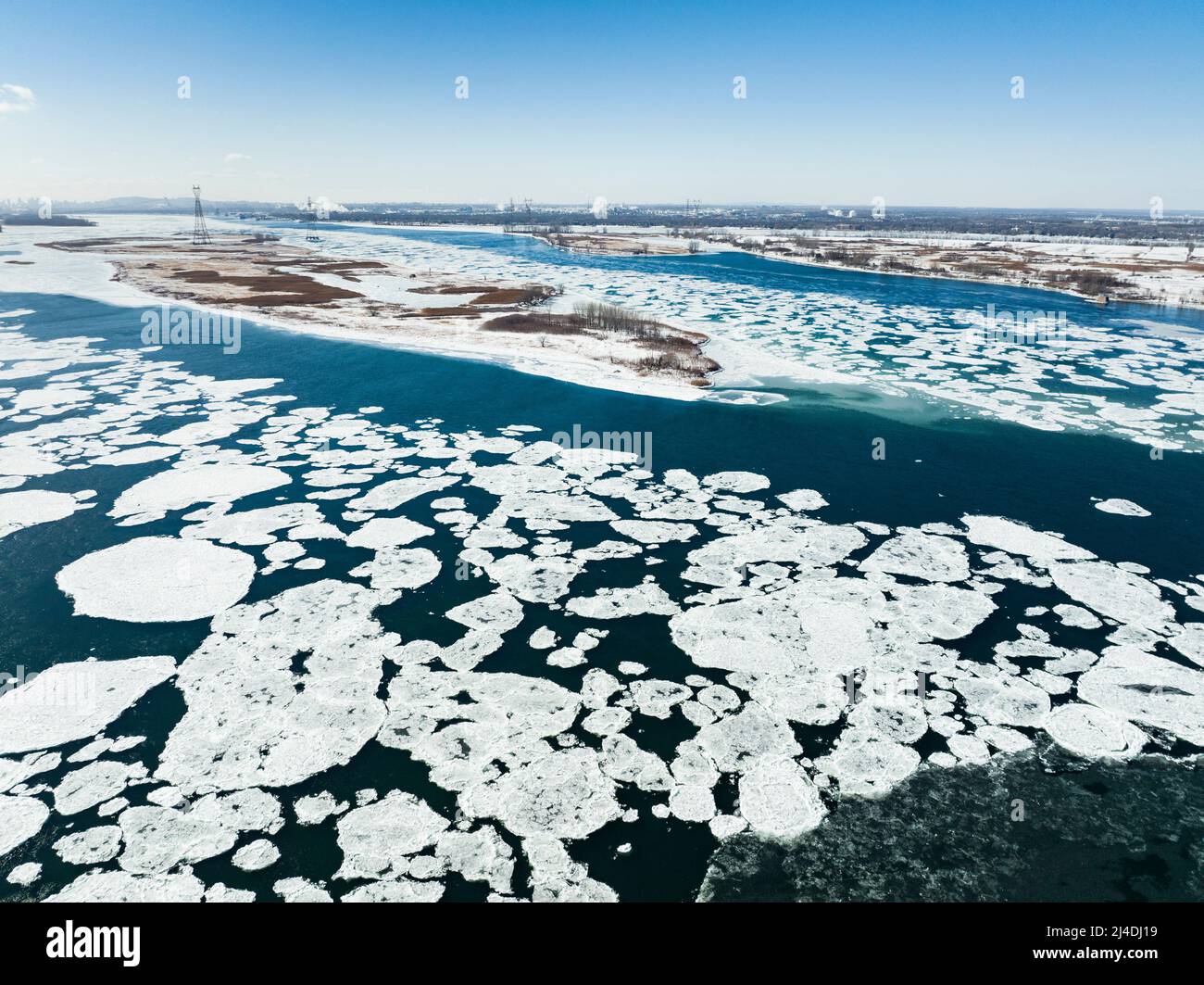Vue aérienne des modèles de flotteurs de glace sur le fleuve Saint-Laurent en hiver Banque D'Images