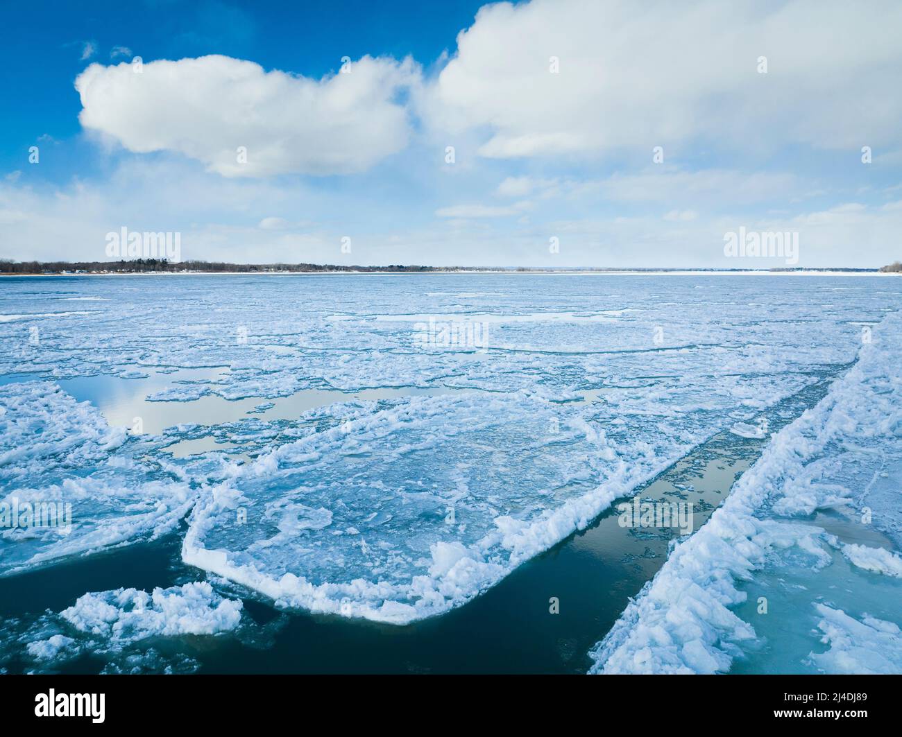 Vue aérienne des modèles de flotteurs de glace sur le fleuve Saint-Laurent en hiver Banque D'Images