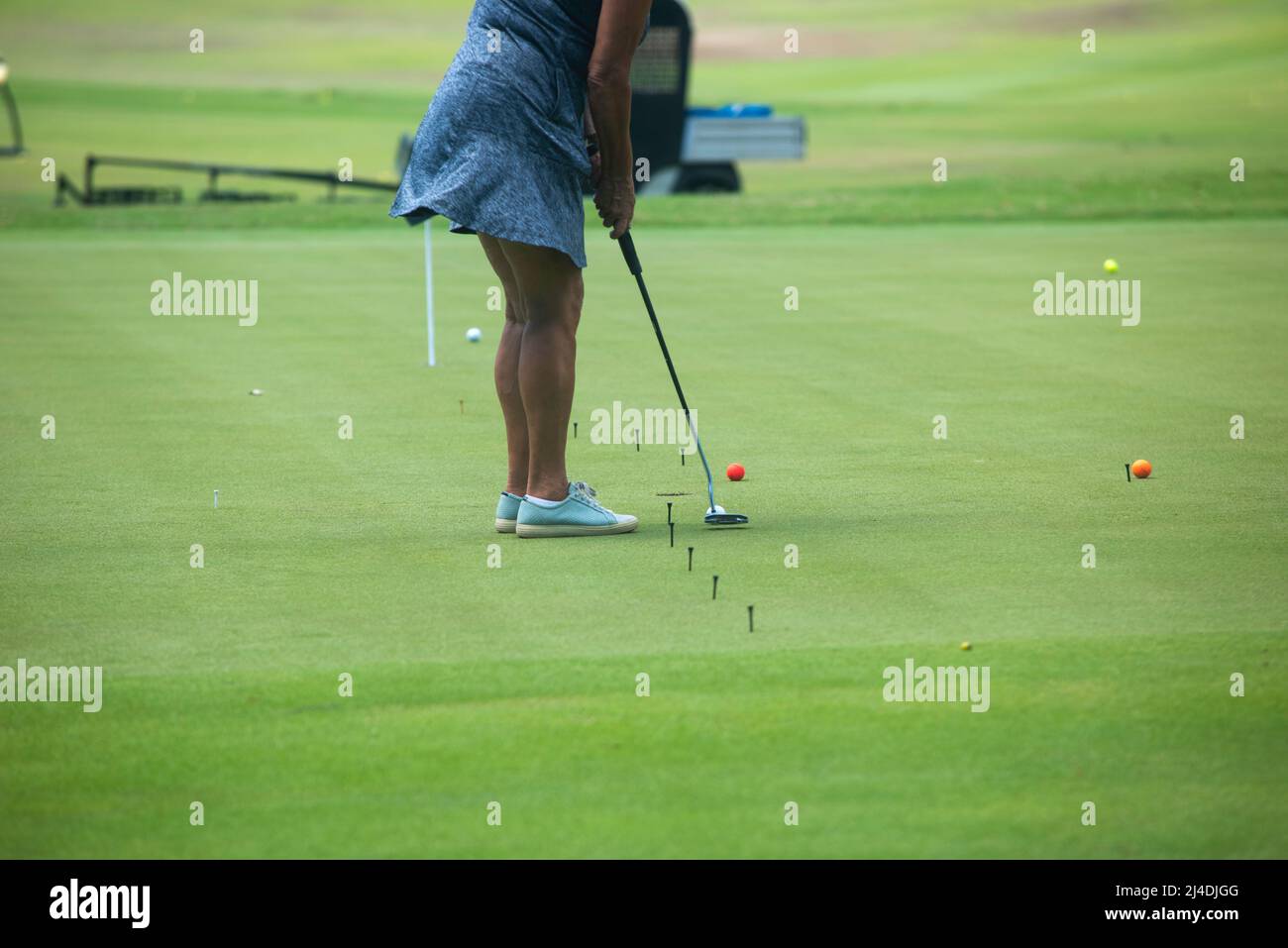 Playa del Carmen, Mexique, 13th Abril 2022 : photo d'une femme âgée active jouant au golf et profitant de loisirs en plein air au Mexique Banque D'Images