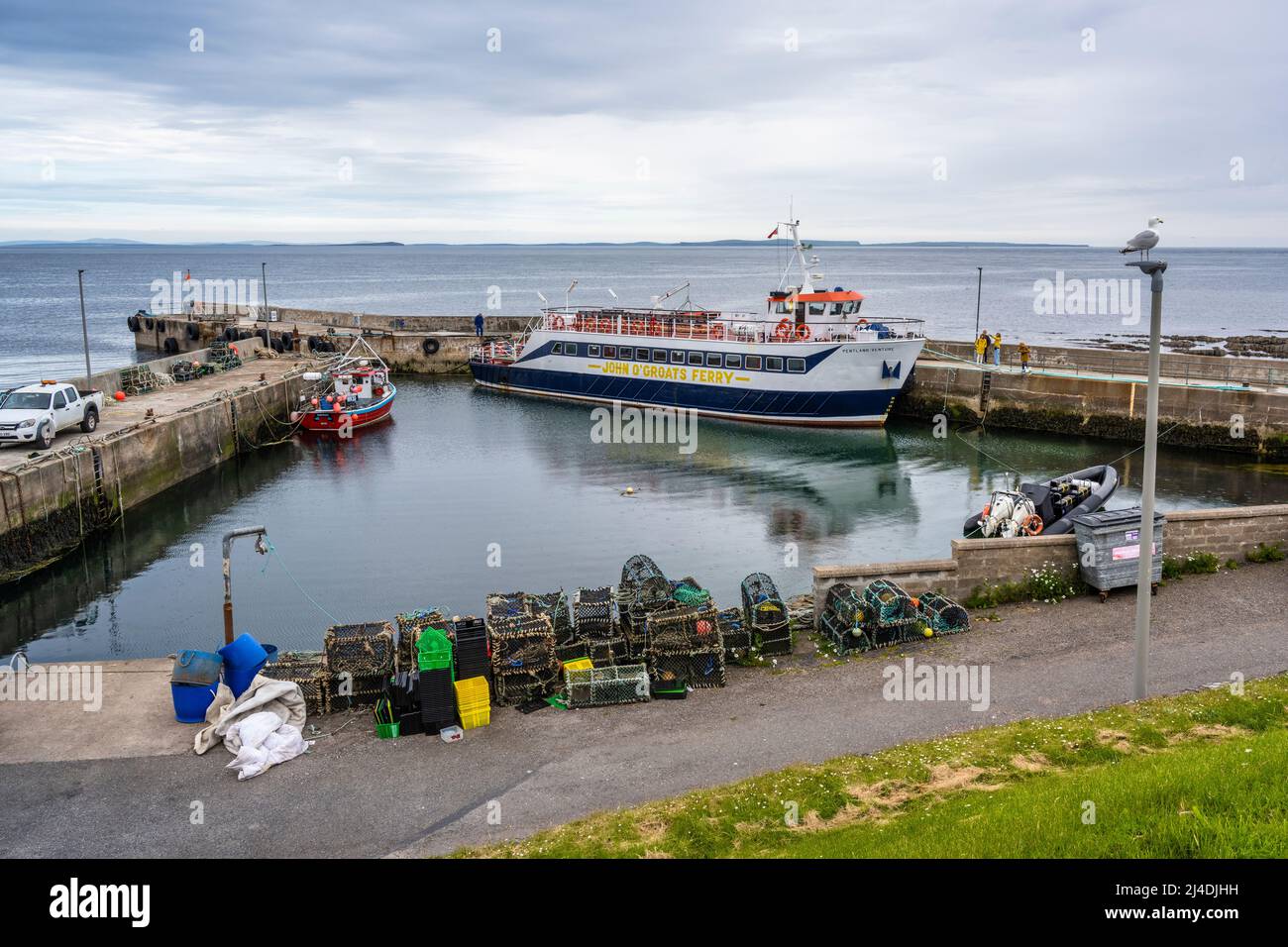 Ferry « Pentland Venture » amarré dans le port de John O’Groats à Caithness, sur la côte nord de l’Écosse, au Royaume-Uni Banque D'Images