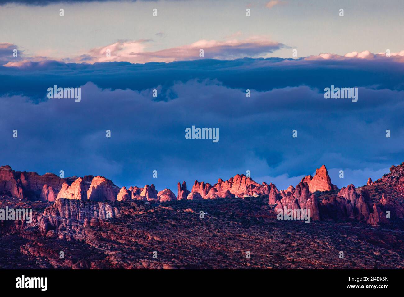 La région de Fiery Furnace, dans le parc national d'Arches, Utah, s'allume avant le coucher du soleil. Banque D'Images