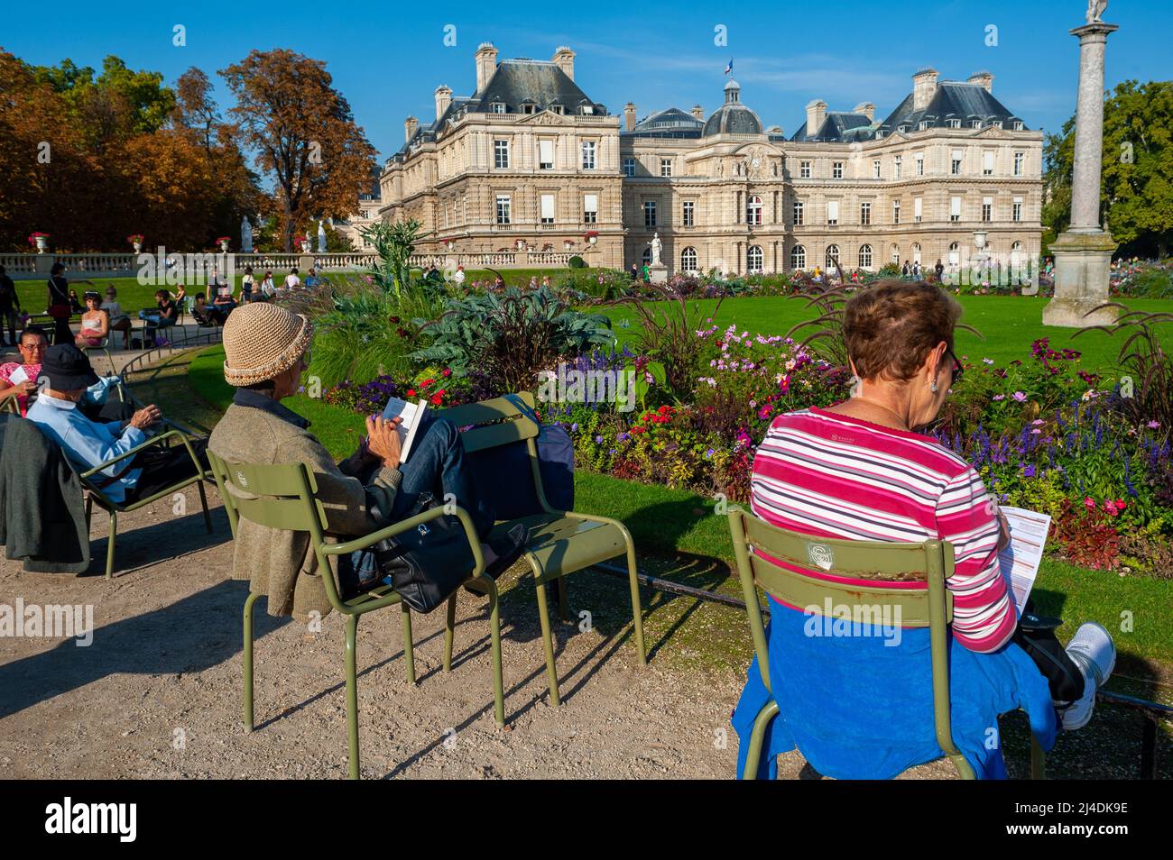 Paris, France, People femmes, détente assis dans des chaises par derrière, dans le parc urbain, jardin du Luxembourg, avec bâtiment du Sénat, jardins du Luxembourg Banque D'Images