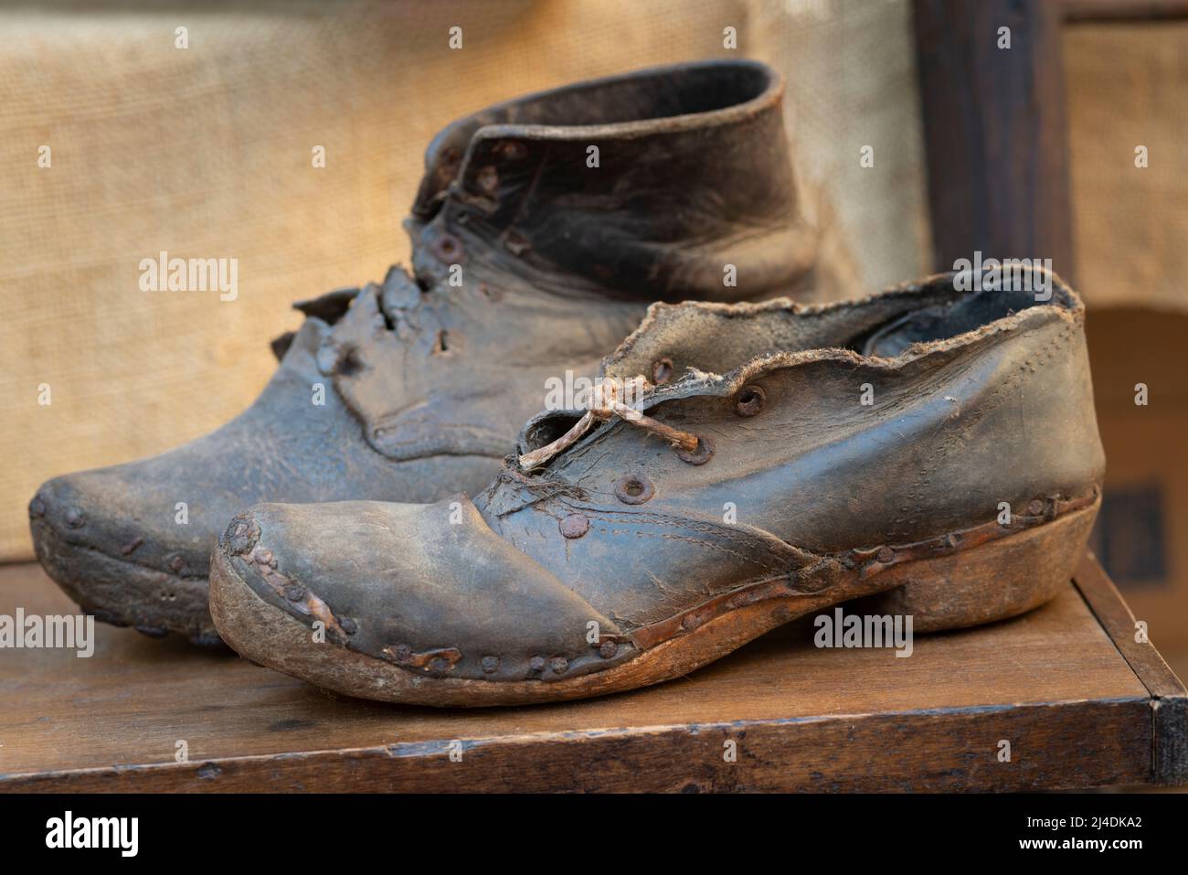 Italie, Lombardie, marché aux puces, chaussures en cuir ancien cassé Banque D'Images