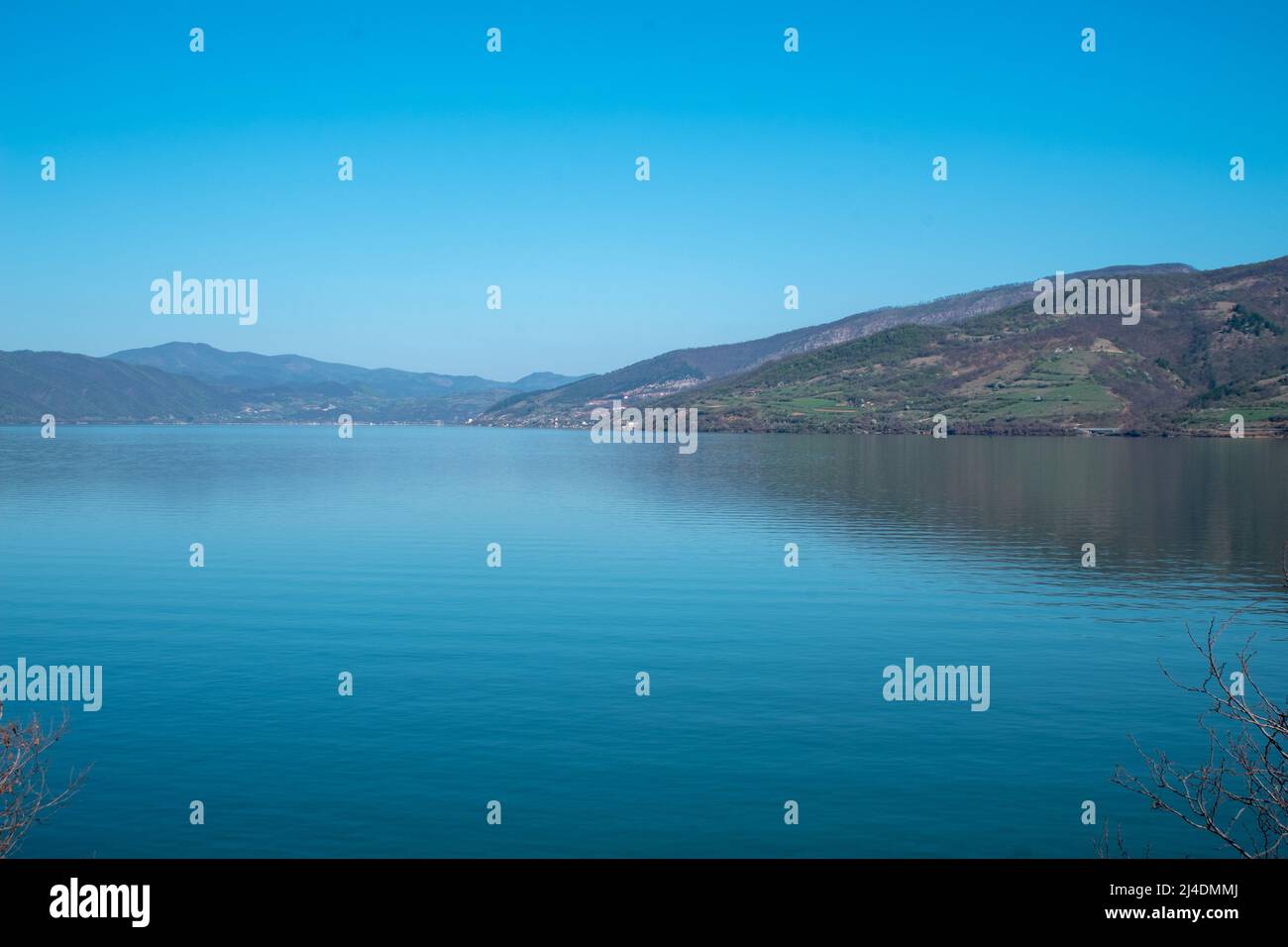 Vue sur le Danube depuis les rives de Donji Milanovac. Banque D'Images