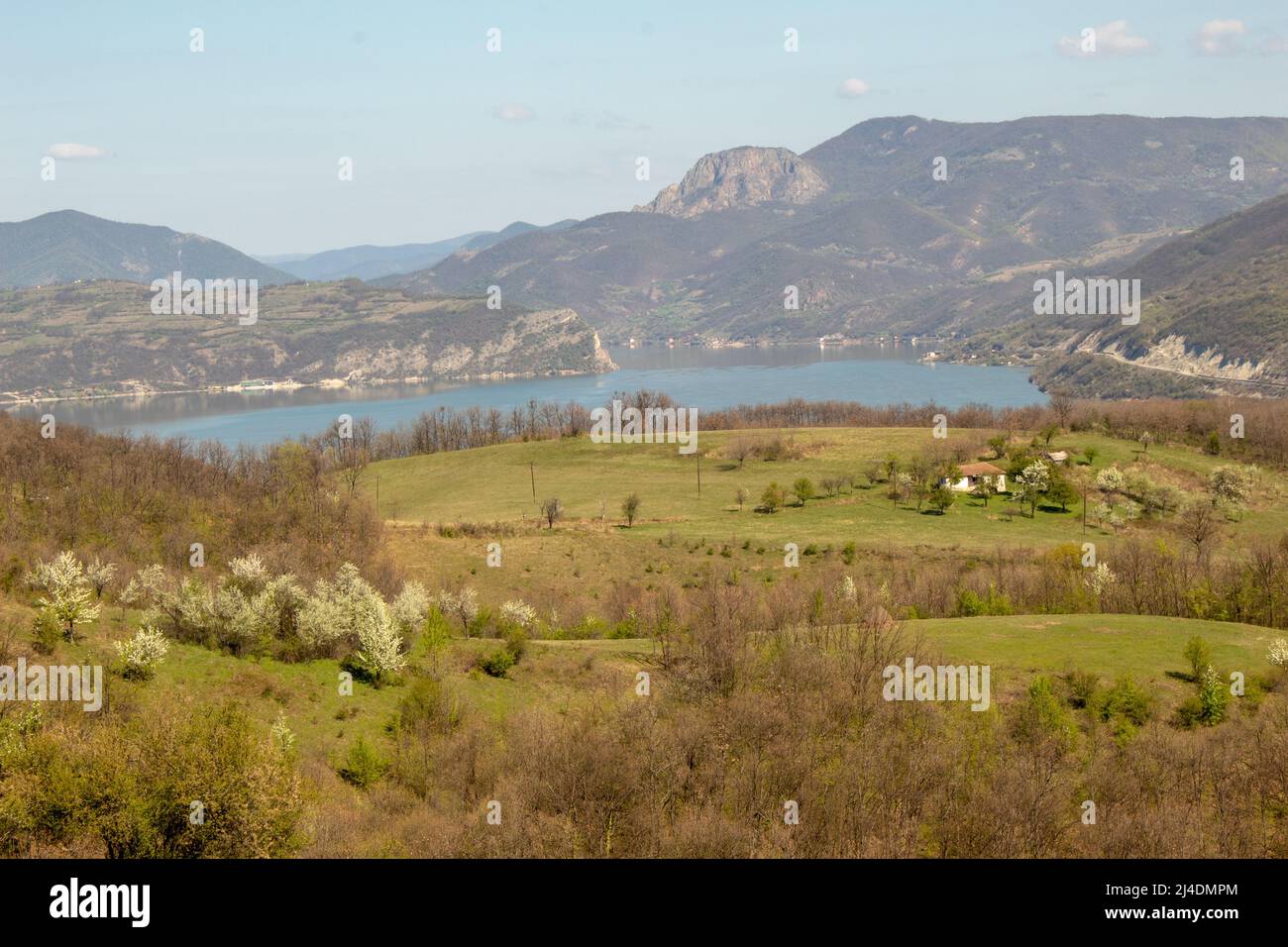 Vue sur le Danube depuis les rives de Donji Milanovac. Banque D'Images