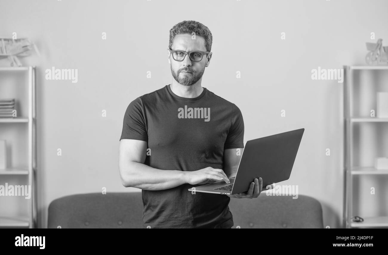 adulte homme dans des lunettes tapant un message texte dans ordinateur, cyber lundi Banque D'Images