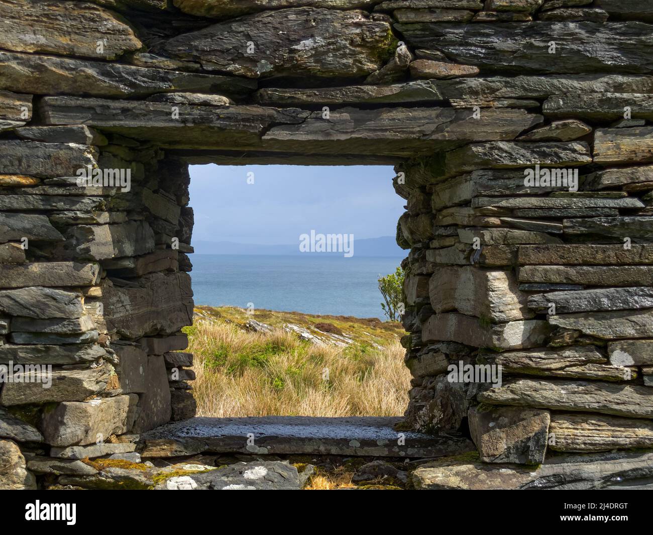 Fenêtre dans les ruines de Riasg Buidhe et village de pêcheurs abandonné sur l'île Hebridée intérieure de Colonsay Banque D'Images