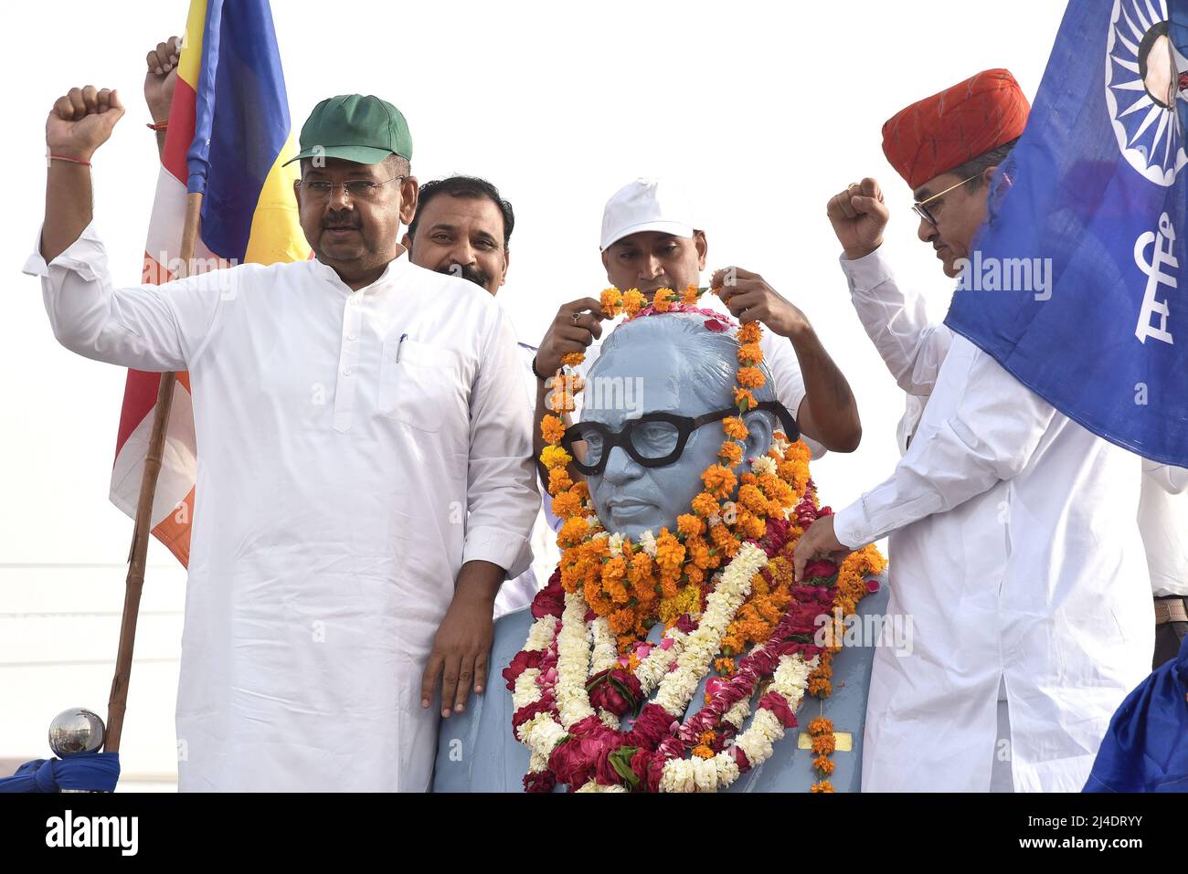 Bikaner, Inde. 14th avril 2022. Bhanwar Singh Bhati Power Ministre, Gouvernement Rajasthan, Govind RAM Meghwal Ministre de la gestion des catastrophes et des secours du Rajasthan rendre hommage à Babasaheb BR Ambedkar à l'occasion de son anniversaire de naissance 131st à Bhimrao Ambedkar Circle Bikaner (photo de Dinesh Gupta/Pacific Press) crédit: Pacific Press Media production Corp./Alay Live News Banque D'Images