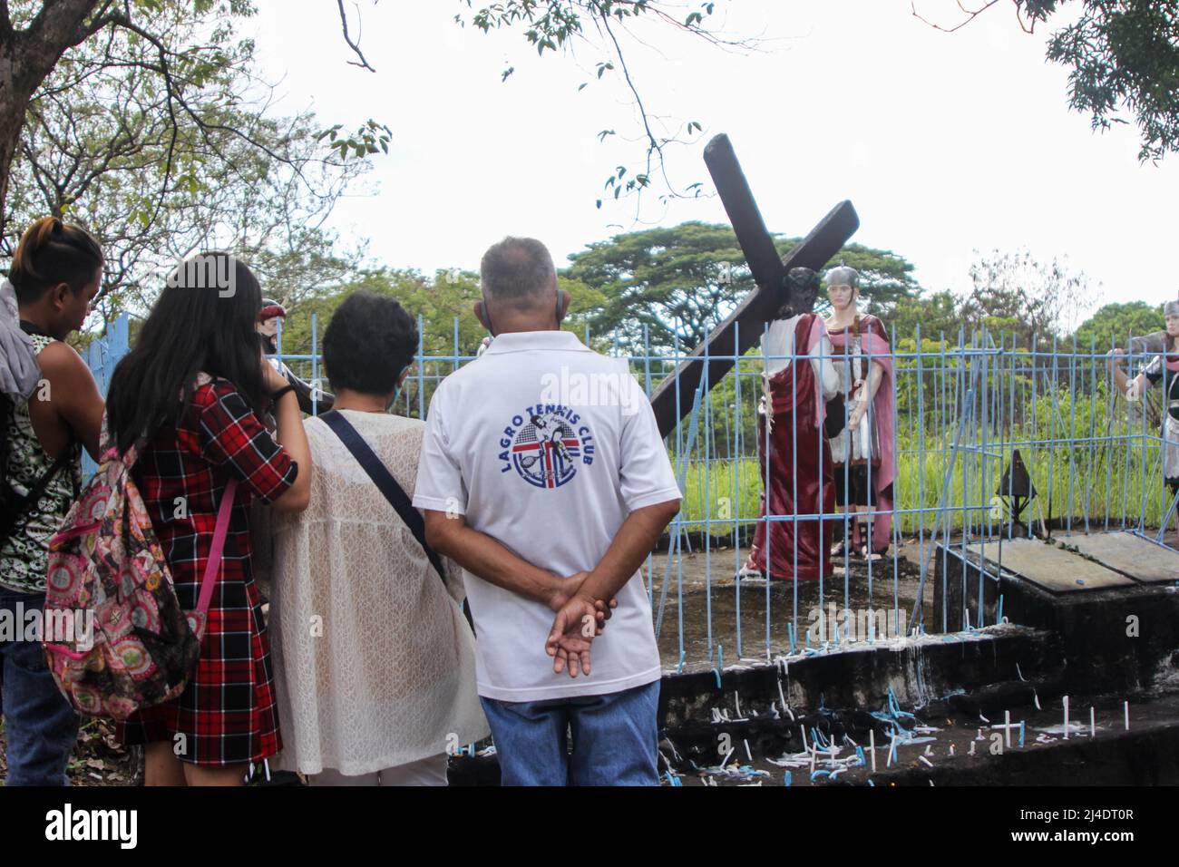 San Jose Del Monte, Philippines. 14th avril 2022. Les dévotés visitent la grotte notre-Dame de Lourdes et offrent leur prière à San José Del Monte le jeudi 14 avril. L'église est ouverte de 6am jusqu'en 6pm conformément à l'ordre du gouvernement local de SJDM. (Photo de John Mark Pineda/Pacific Press) Credit: Pacific Press Media production Corp./Alay Live News Banque D'Images