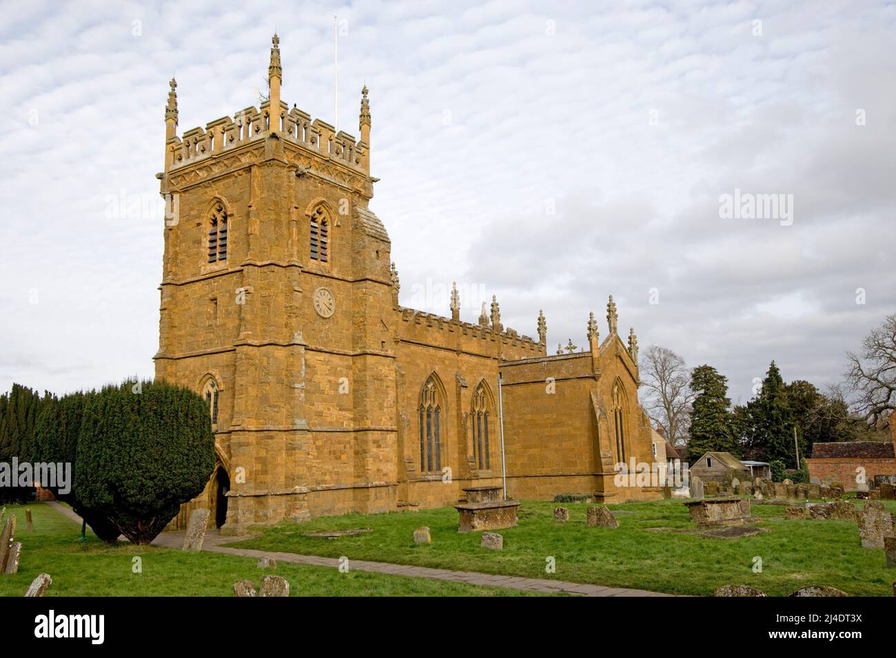 L'église Saint-Pierre Kineton s'est achevée à l'origine en 1315, mais aujourd'hui, seule la tour reste du bâtiment d'origine; le reste du bâtiment d'aujourd'hui Banque D'Images