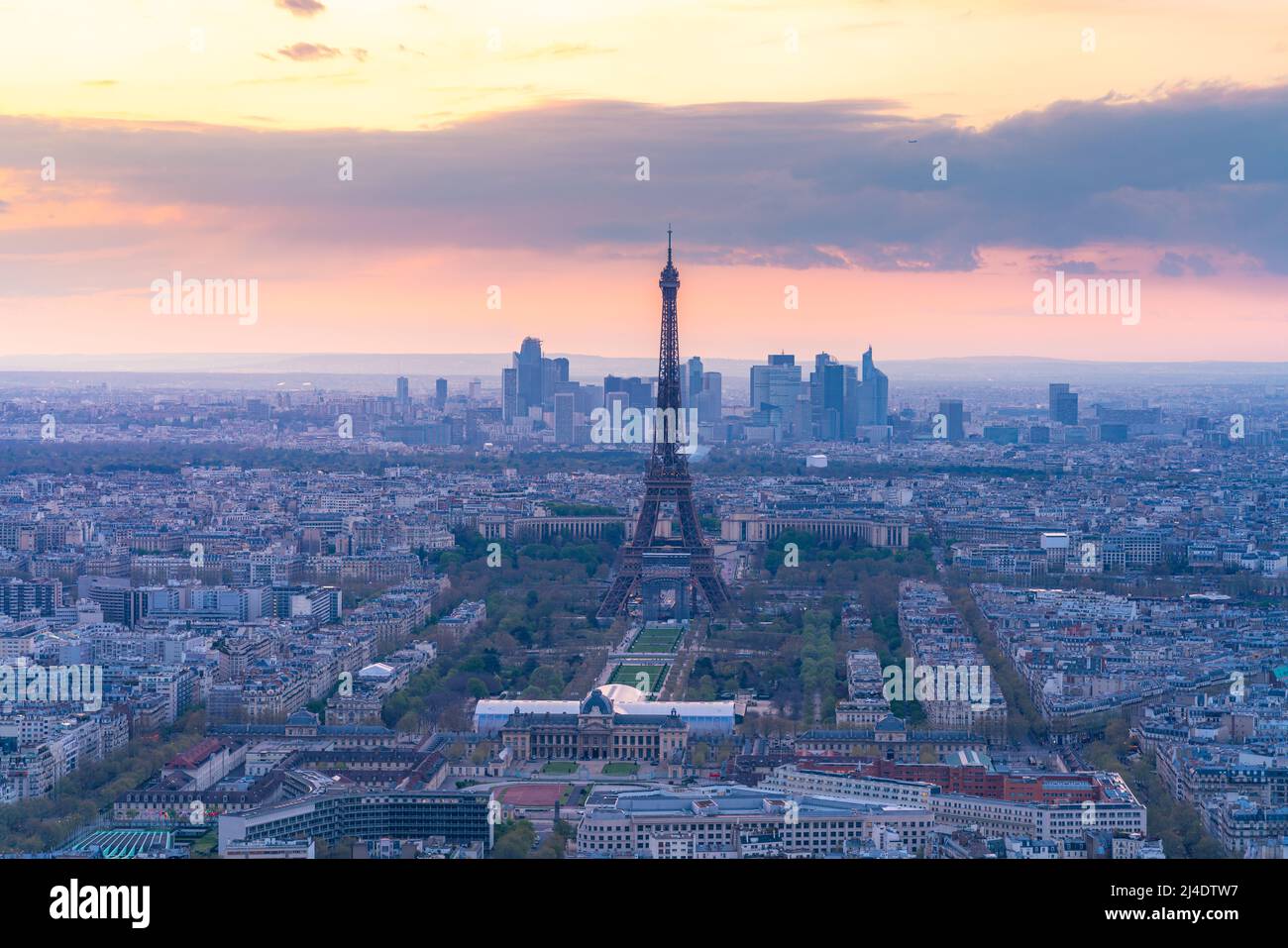 Vue sur Paris depuis le haut au coucher du soleil. France, Europe Banque D'Images