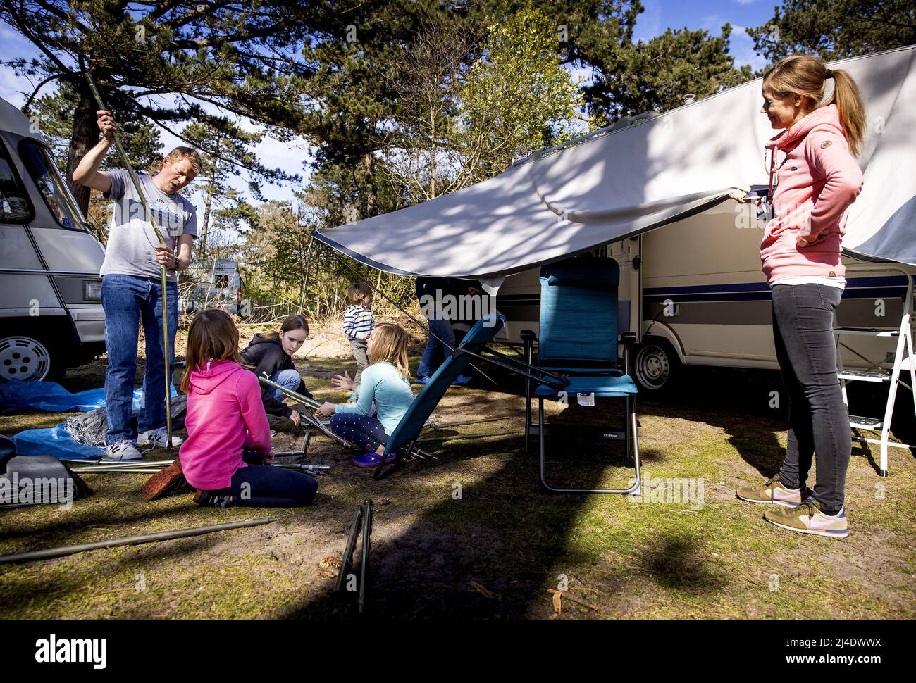 2022-04-14 16:20:20 CASTRICUM À LA MER - les invités de camping allemands arrivent pour le week-end de Pâques au Camping Bakkum. KOEN VAN WEEL pays-bas sortie - belgique sortie Banque D'Images