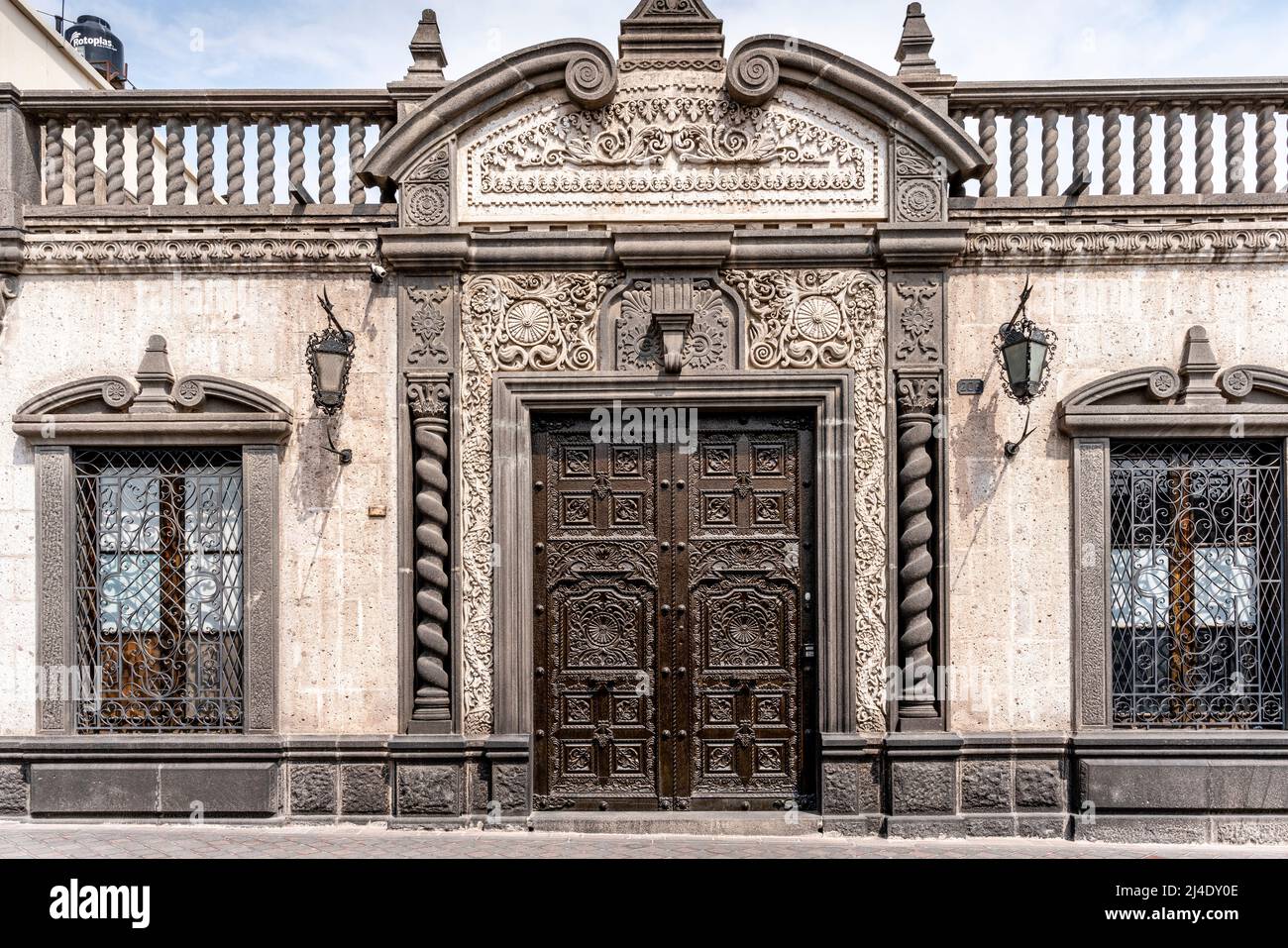 Architecture typique en pierre blanche dans le centre historique de la ville, Arequipa, région d'Arequipa, Pérou. Banque D'Images