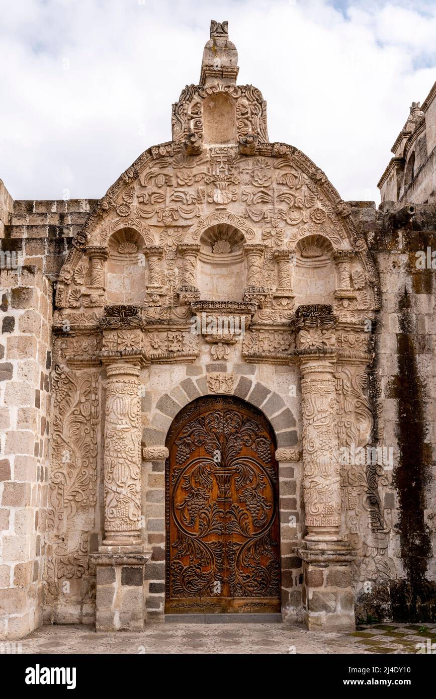 Une petite église dans le village de Chiguata près d'Arequipa, région d'Arequipa, Pérou. Banque D'Images