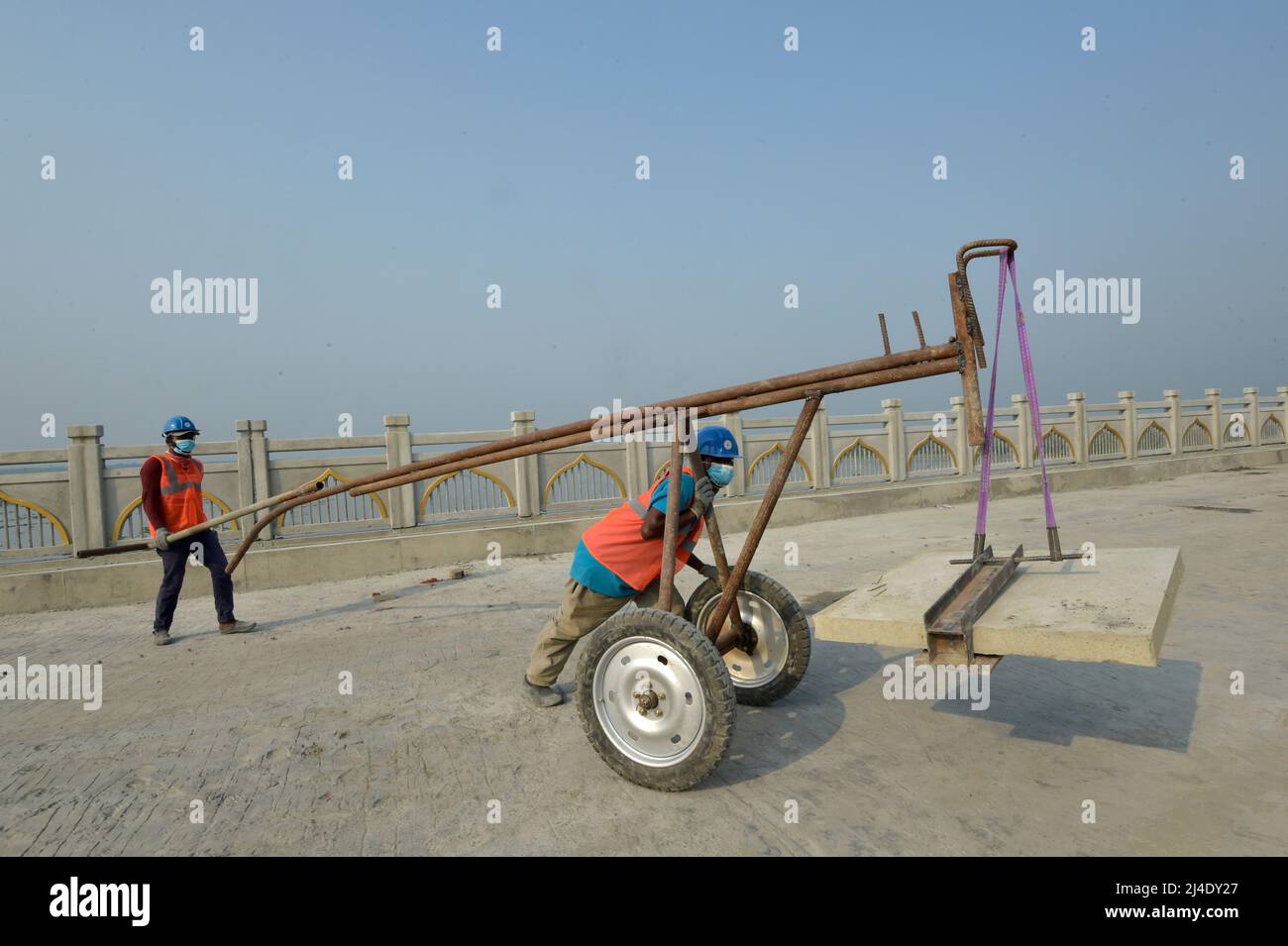 Pirojpur. 14th avril 2022. Les travailleurs travaillent sur le site de construction du huitième pont d'amitié Bangladesh-Chine à Pirojpur, au Bangladesh, le 23 mars 2022. China Railway 17th Bureau Group Co. Ltd. Construit le pont au-dessus de la rivière Kocha dans le district de Pirojpur, à 185 km au sud-ouest de Dhaka, sous la direction de China Railway Major Bridge reconnaissance & Design Institute Co. Ltd. Crédit: Xinhua/Alay Live News Banque D'Images