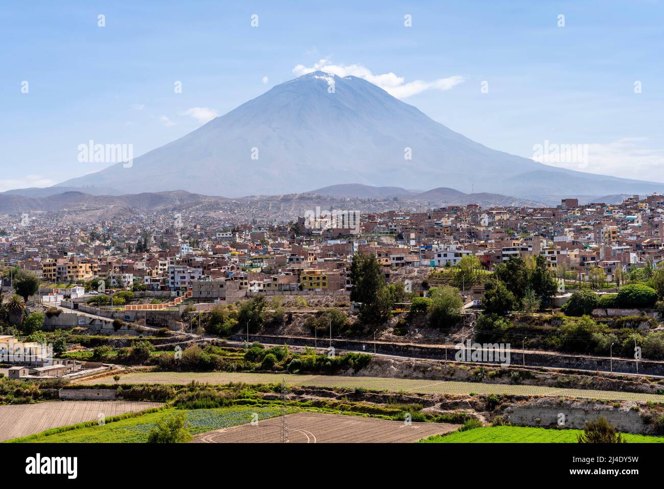 Volcan El Misti et ville d'Arequipa, Arequipa, région d'Arequipa, Pérou. Banque D'Images