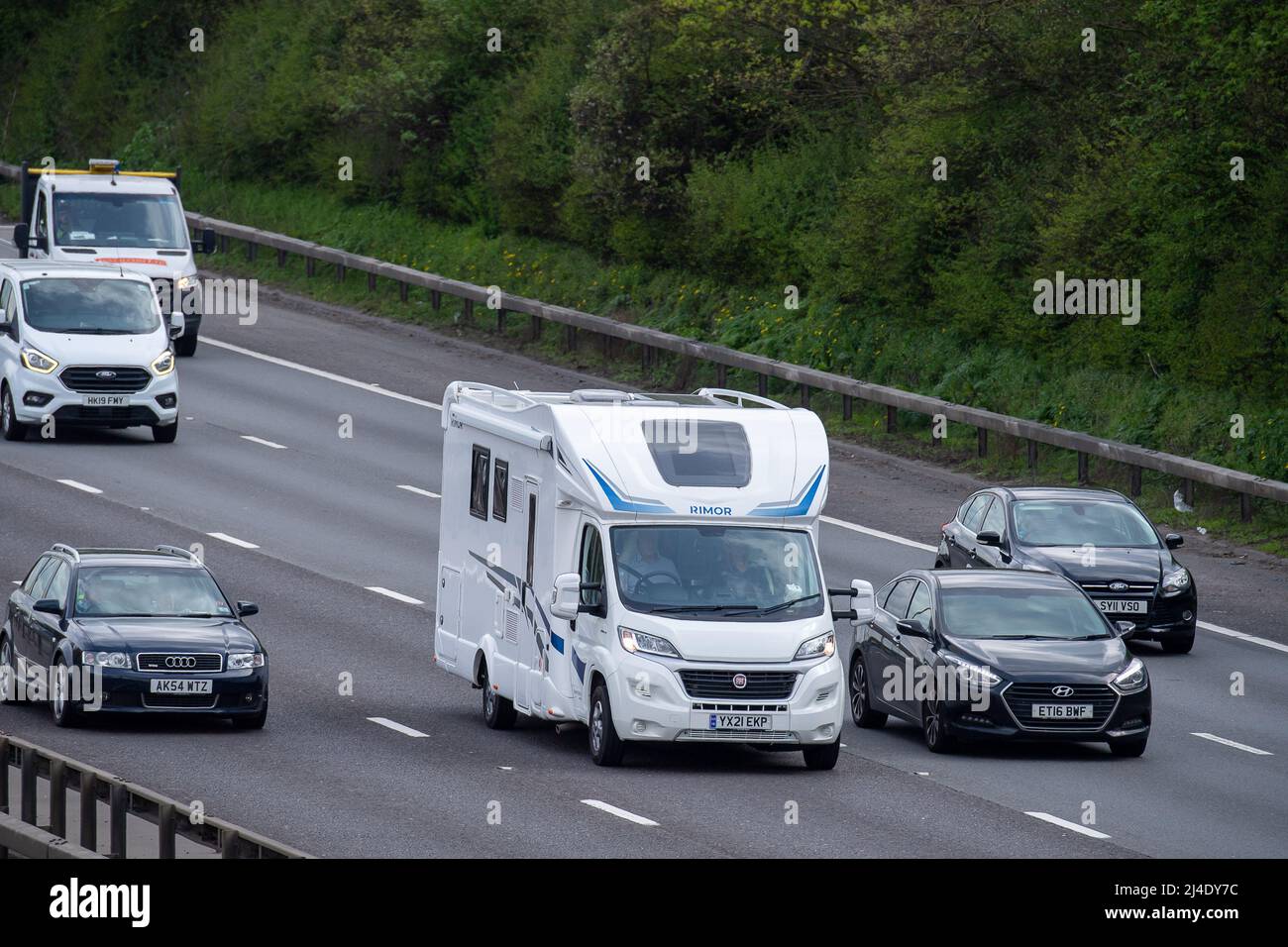 Iver Heath, Buckinghamshire, Royaume-Uni. 14th avril 2022. Le trafic dans le sens horaire et dans le sens anti-horaire était déjà lourd en fin d'après-midi sur le M25 aujourd'hui, car les gens rentrent tôt et se dirigent du week-end des vacances de la Banque de Pâques. Les autoroutes devraient être très fréquentées le week-end. Crédit : Maureen McLean/Alay Live News Banque D'Images