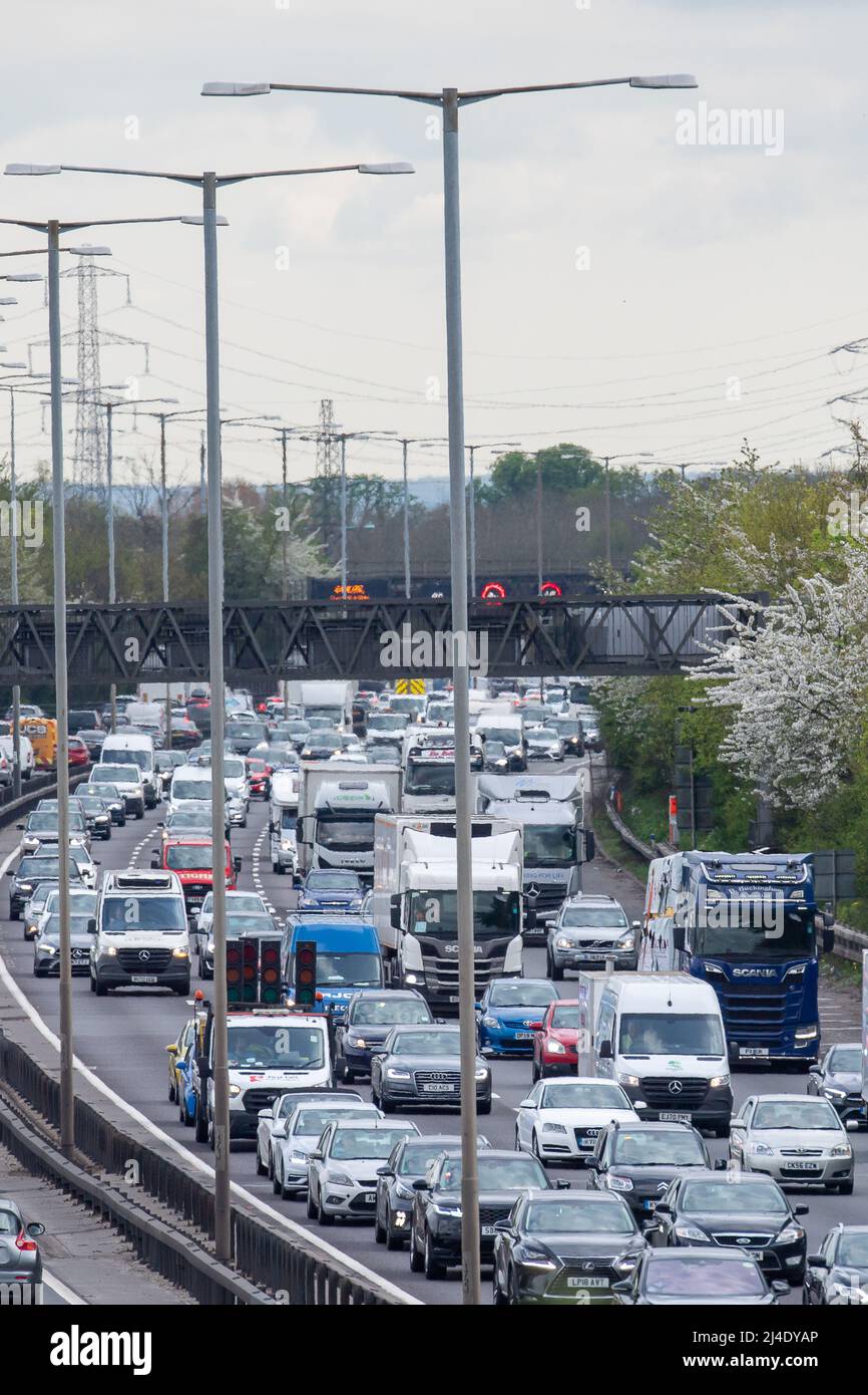 Iver Heath, Buckinghamshire, Royaume-Uni. 14th avril 2022. Le trafic dans le sens horaire et dans le sens anti-horaire était déjà lourd en fin d'après-midi sur le M25 aujourd'hui, car les gens rentrent tôt et se dirigent du week-end des vacances de la Banque de Pâques. Les autoroutes devraient être très fréquentées le week-end. Crédit : Maureen McLean/Alay Live News Banque D'Images