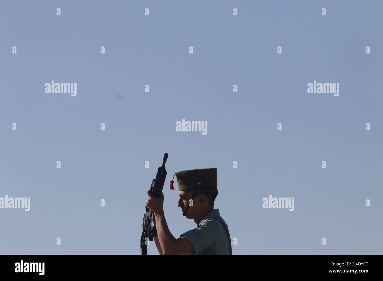 14 avril 2022 (Malaga) c'est ainsi que les légionnaires ont élevé le Christ de Mena lors de leur transfert le jeudi Saint de Malaga 2022. La Légion a aujourd'hui accompli une année de plus avec la tradition et a débarqué dans le port de Malaga pour accompagner dans le défilé de procession cet après-midi les détenteurs de la Fraternité de Mena, le Christ de bonne mort et de âmes et notre Dame de la Solitude. Par un jour ensoleillé, le jeudi Saint a commencé avec l'arrivée des troupes au port, d'où elles sont allées à pied à l'église de Saint-Domingue pour ensuite déplacer l'image du Christ de la bonne mort au brotherho Banque D'Images