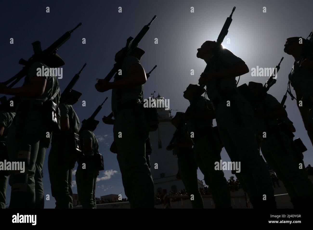 14 avril 2022 (Malaga) c'est ainsi que les légionnaires ont élevé le Christ de Mena lors de leur transfert le jeudi Saint de Malaga 2022. La Légion a aujourd'hui accompli une année de plus avec la tradition et a débarqué dans le port de Malaga pour accompagner dans le défilé de procession cet après-midi les détenteurs de la Fraternité de Mena, le Christ de bonne mort et de âmes et notre Dame de la Solitude. Par un jour ensoleillé, le jeudi Saint a commencé avec l'arrivée des troupes au port, d'où elles sont allées à pied à l'église de Saint-Domingue pour ensuite déplacer l'image du Christ de la bonne mort au brotherho Banque D'Images