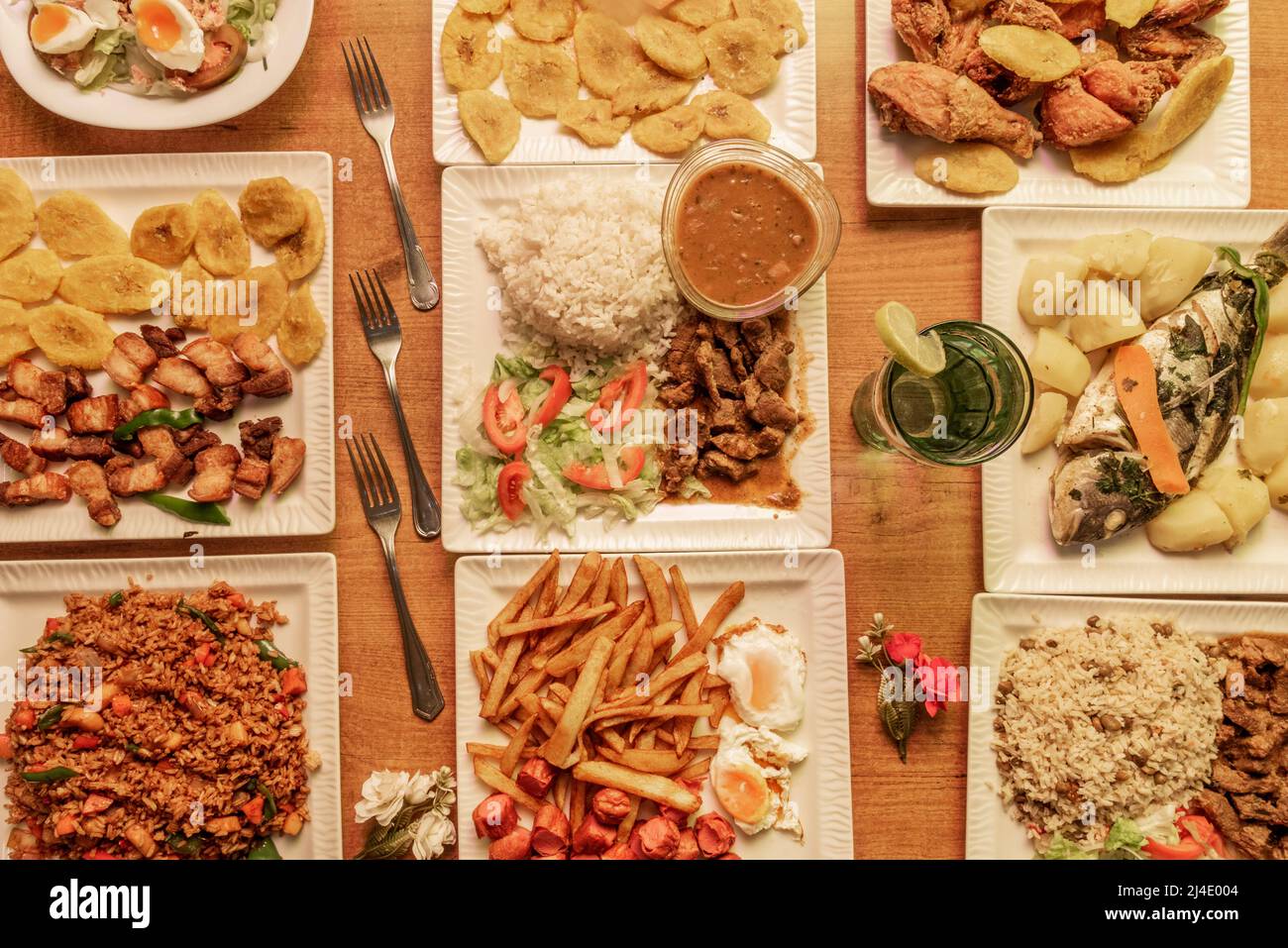 Ensemble de plats des Caraïbes avec ragoûts de viande, riz, pierres et plantains, riz mauresque, viande de poulet et tout hacher Banque D'Images