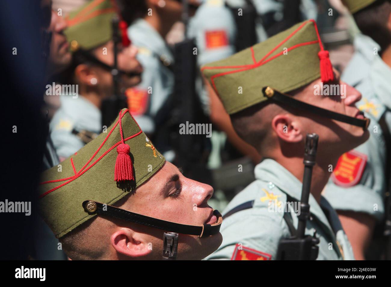 14 avril 2022 (Malaga) c'est ainsi que les légionnaires ont élevé le Christ de Mena lors de leur transfert le jeudi Saint de Malaga 2022. La Légion a aujourd'hui accompli une année de plus avec la tradition et a débarqué dans le port de Malaga pour accompagner dans le défilé de procession cet après-midi les détenteurs de la Fraternité de Mena, le Christ de bonne mort et de âmes et notre Dame de la Solitude. Par un jour ensoleillé, le jeudi Saint a commencé avec l'arrivée des troupes au port, d'où elles sont allées à pied à l'église de Saint-Domingue pour ensuite déplacer l'image du Christ de la bonne mort au brotherho Banque D'Images